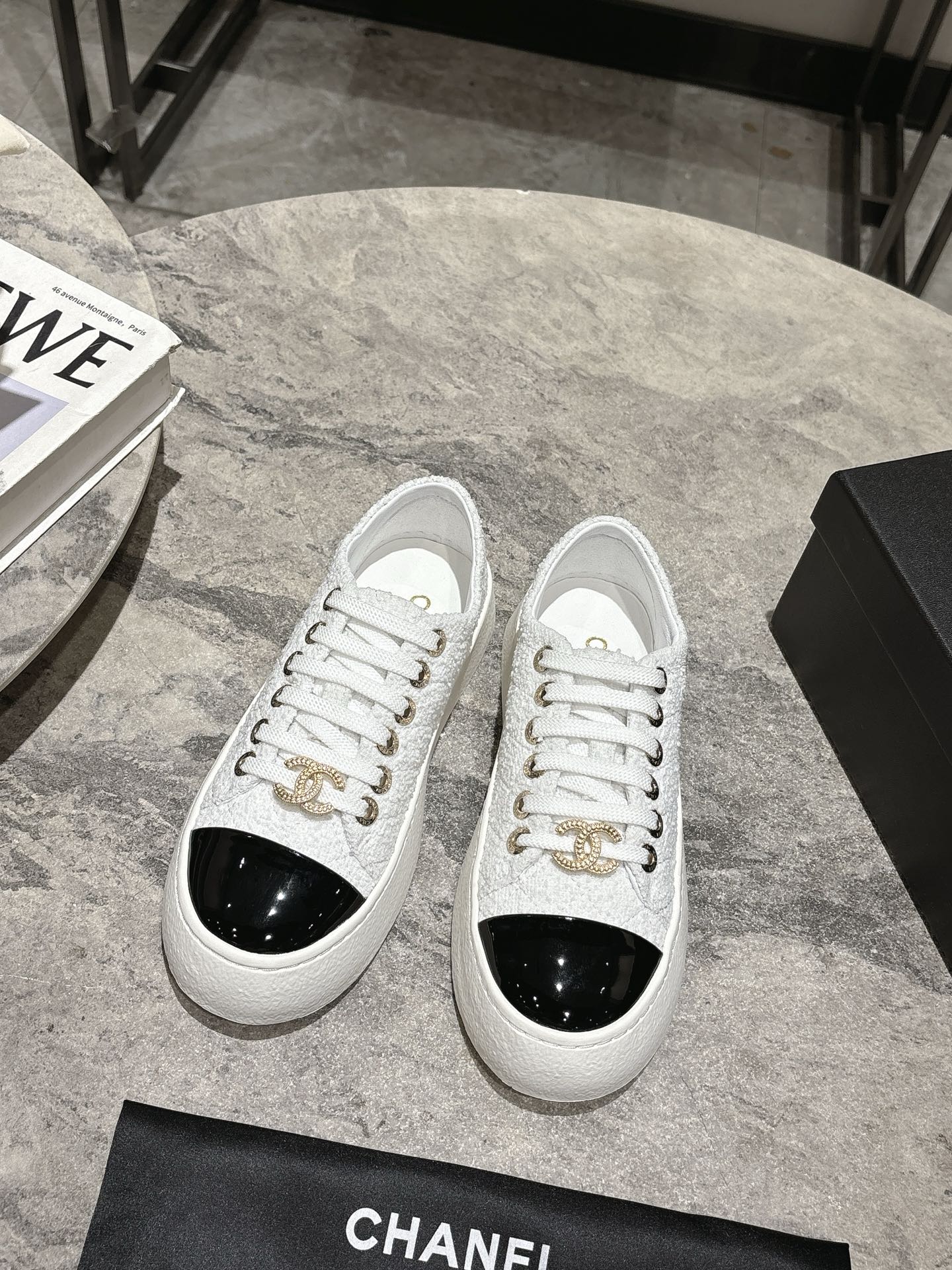 NO:437521,Cloth Chanel 25a biscuit shoes that increase height and make you look slim. The classic toe is made of patent leather, which makes it brighter in an instant!  Soft wrinkled calf patent leather/wool cloth, excellent texture!  Slightly big-headed shoe shape, very cute and dignified size 35-39 (customized for 40.41), casual shoes/sports shoes, chanel, chanel, sneakers19860909布面 Chanel香奈儿25a增高显瘦的饼干鞋 经典款鞋头用了漆皮材质,瞬间提亮的感觉！ 软皱小牛漆皮/毛呢布,质感超赞！ 微微大头的鞋型,很是可爱又端庄 size 35-39(40.41定做),休闲鞋/运动鞋,chanel,chanel,sneakers,Women's Shoes