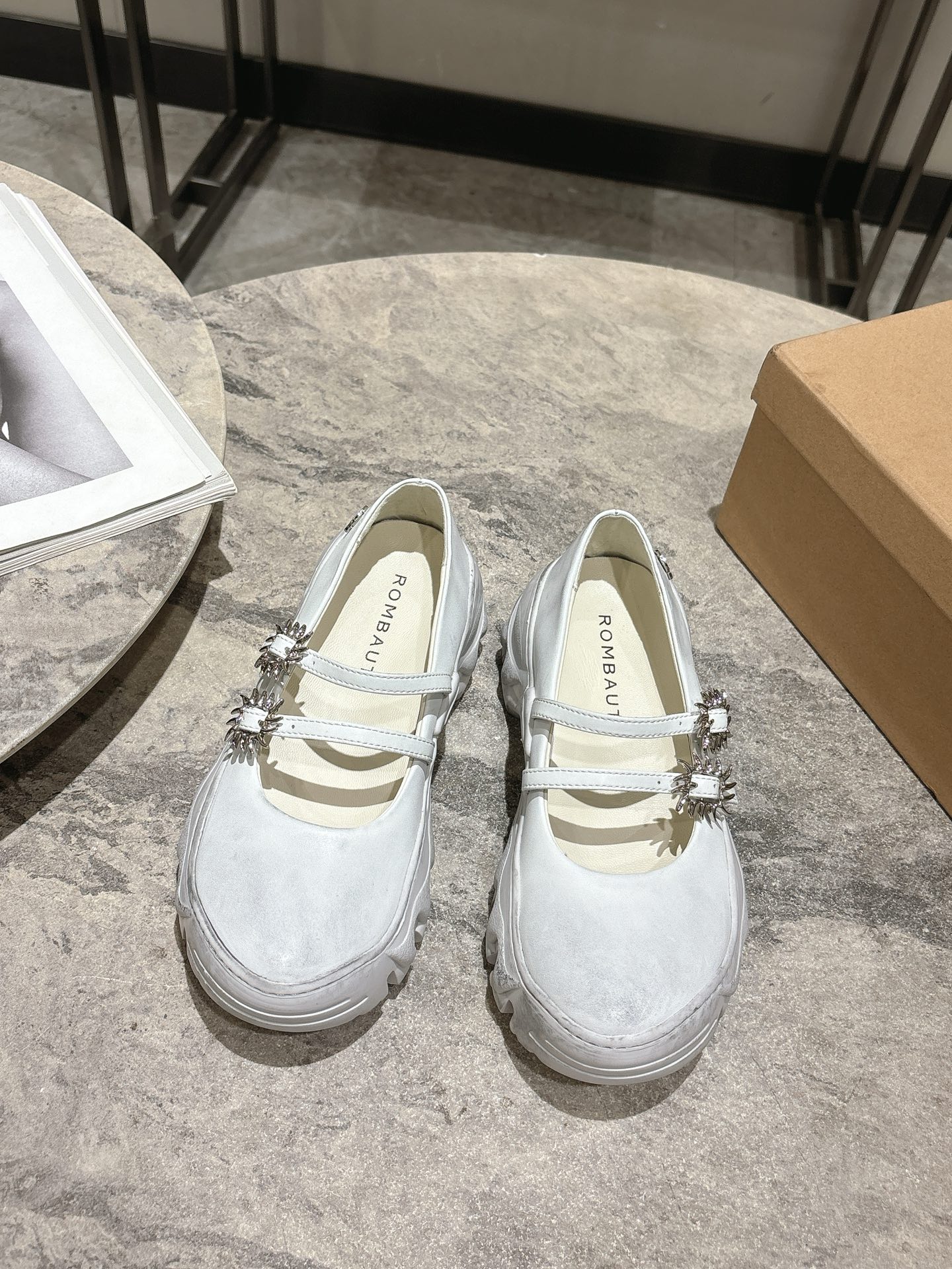 NO:446665,Rombaut Belgian niche brand Xiaohongshu recommended dragon-tooth dad shoes Jacquemus same style as domestic Ouyang Nana also has footwear. Single-product dad accessories have avant-garde sunflower silver decorative fasteners, and a faint Y2K atmosphere can instantly add personality to any shape. You might as well match it with various items such as dresses or jeans. Fabric metal leather, inner sheepskin original private mold rubber sole, heightened by 5cm. Size: 35-39 (40 fixed), Mary Jane, mary jane, skirts, sheepskin19860909Rombaut 比利時小众品牌小紅書推薦款龙齿老爹鞋 Jacquemus同款國內歐陽娜娜也有上腳. 單品老爹配饰有前衛的太阳花银色裝飾扣件,淡淡的Y2K氣息能為任何造型瞬添個性.不妨搭配連衣裙或牛仔褲等各式單品 面料金属皮 内里绵羊皮 原版私模橡膠大底,增高5cm 码数: 35-39（40定）,玛丽珍,mary jane,skirts,sheepskin,Women's Shoes