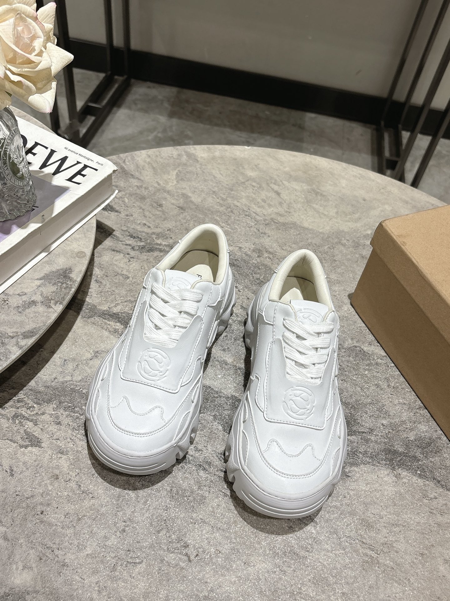 NO:437586,Rombaut Belgian niche brand Xiaohongshu recommended dragon-tooth dad shoes Jacquemus same style as domestic Ouyang Nana also has footwear. Single-product dad accessories have avant-garde sunflower silver decorative fasteners, and a faint Y2K atmosphere can instantly add personality to any shape. You may as well match it with various items such as dresses or jeans. Fabric metal leather, inner sheepskin original private mold rubber sole, height increase by 5cm Size: 35-39 (40 fixed), casual shoes/sports shoes, sneakers, skirts, sheepskin19860909Rombaut 比利時小众品牌小紅書推薦款龙齿老爹鞋 Jacquemus同款國內歐陽娜娜也有上腳. 單品老爹配饰有前衛的太阳花银色裝飾扣件,淡淡的Y2K氣息能為任何造型瞬添個性.不妨搭配連衣裙或牛仔褲等各式單品 面料金属皮 内里绵羊皮 原版私模橡膠大底,增高5cm 码数: 35-39（40定）,休闲鞋/运动鞋,sneakers,skirts,sheepskin,Women's Shoes