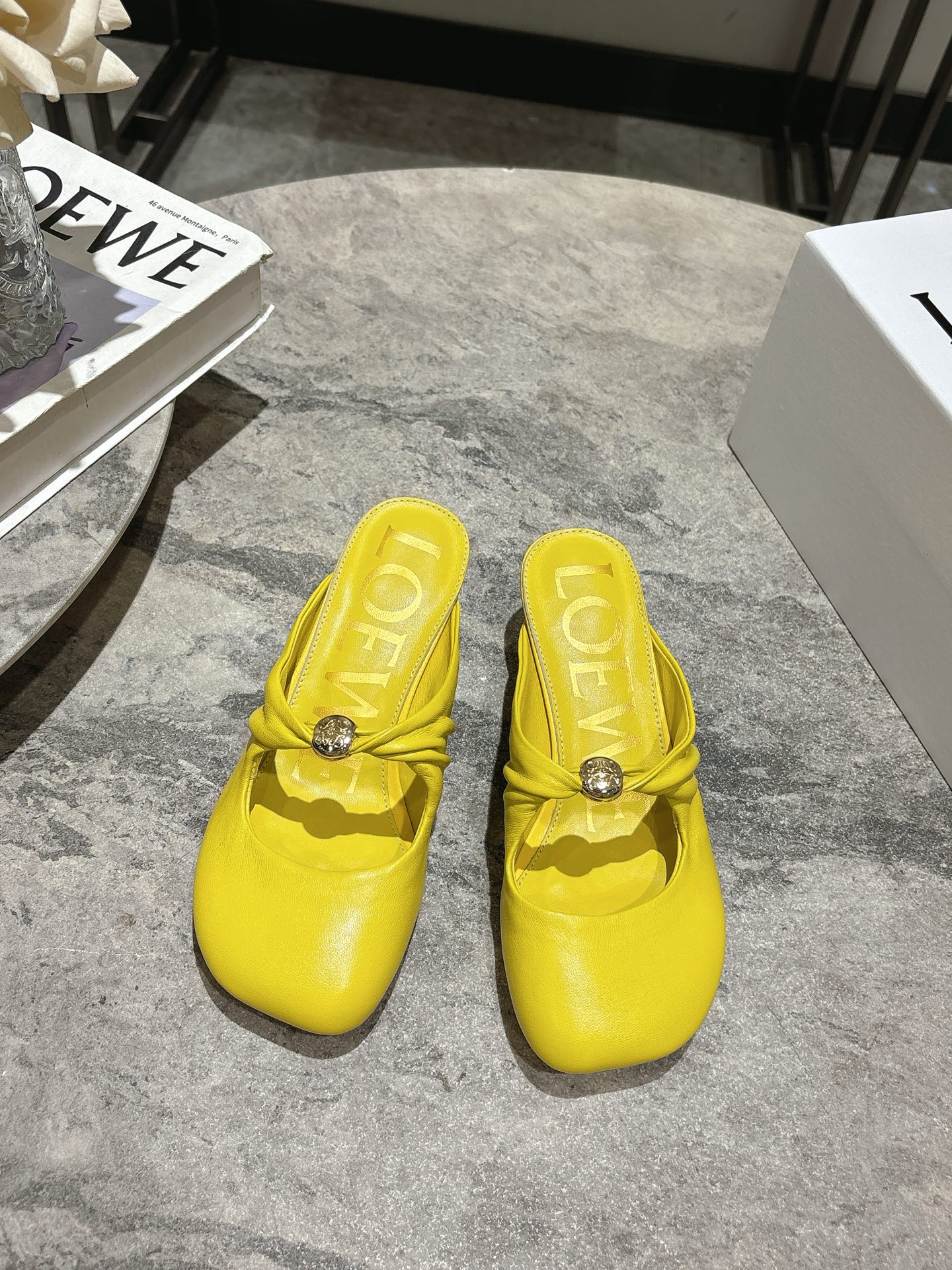 NO:437570,LOEWE FW25 Rowell bow short and semi-dragged light, vitality, vitality, and great this season!  Healing purple shirt, short front and long back style, playful, casual, inner wear & coat, easy to control, floral wide-leg pants, comfortable fabric, rich colors, and vital pattern design, is a yearning for freedom and love of romanticism, blown up, hahaha~ Sheepskin is super comfortable to feel at the feet!  Rubber sole LOEWE design fabric imported sheepskin inner sheepskin Size 35-39 (40 custom made without return or replacement), ballet shoes, loewe, jackets & coats, shirts, sheepskin19860909LOEWE FW25罗威尔蝴蝶结小矮跟半拖 轻盈 活力 生命力这一季太棒了！ 治愈系的 紫色衬衫 前短后长的版型 俏皮 随性 内搭&外套 可以轻松驾驭 花卉阔腿裤 面料舒适 色彩丰富 又具有生命力的图案设计 是对自由的向往 和浪漫主义的热爱 吹爆 哈哈哈~ 羊皮超舒适脚感！ 橡胶鞋底LOEWE设计 面料进口羊皮 内里羊皮 尺码35-39(40定制不退不换),芭蕾舞鞋,loewe,jackets & coats,shirts,sheepskin,Women's Shoes