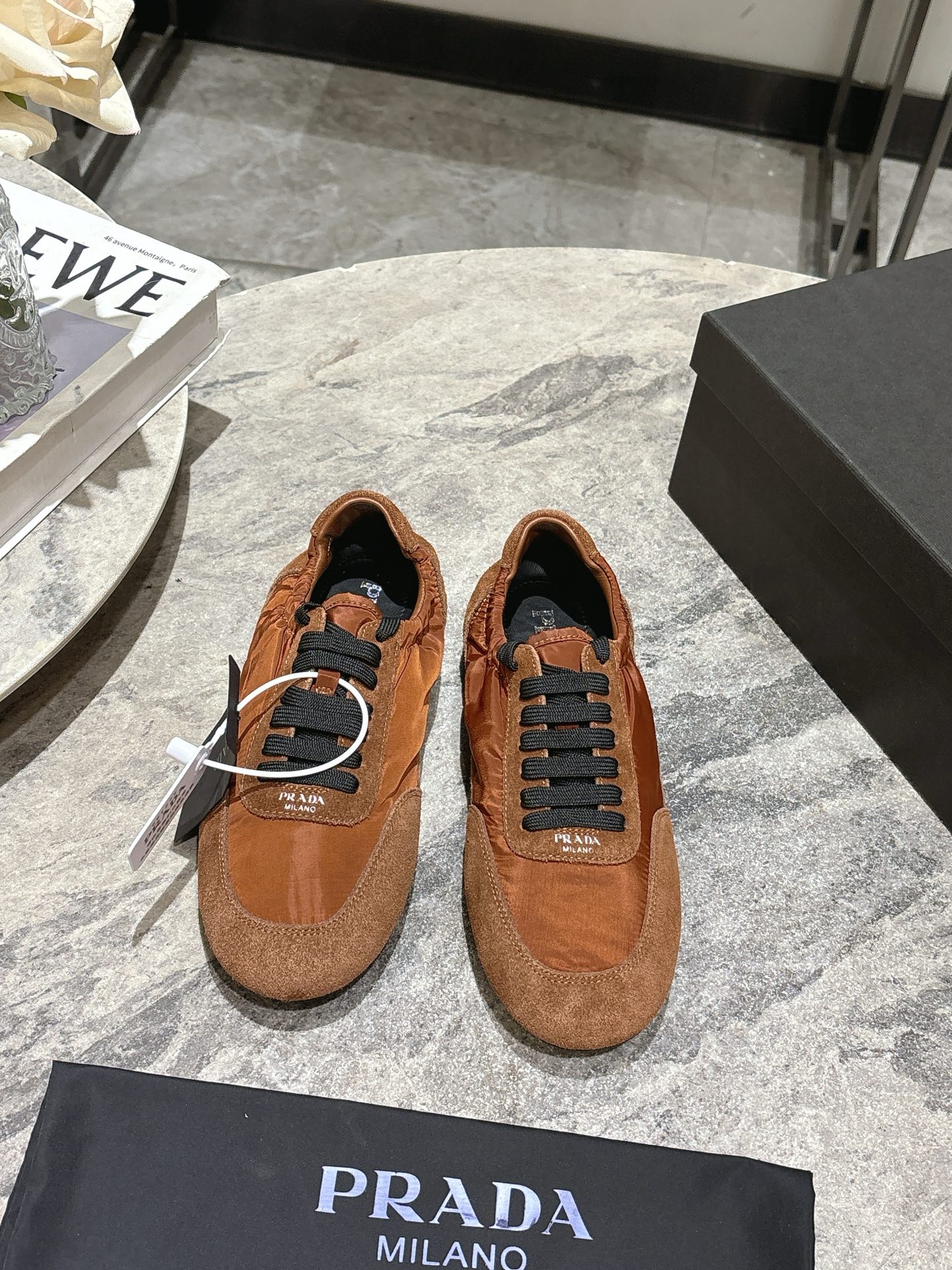 NO:921647,Half slippers, single shoes; Prada spring and summer show thin-soled moral training shoes for women. The item with the highest export rate in the 25ss show. The suede upper has a texture, and the inner sheepskin is wrapped. It is soft and waxy. The insole is thickened with lambskin. It is extremely comfortable to step on, has a sense of support, and has a well-wrapped feeling. The shoe shape is full of wrapping, light and easy to wear. It is a practical casual shoe, with an original molded rubber outsole.  Size35-39 (40 41 custom-made, non-refundable), half slippers, prada, prada, sheepskin, chamois leather19860909半拖, 单鞋； Prada 普拉达春夏秀款薄底德训鞋女 25ss秀款出境率最高的单品 鞋面麂皮有肌理感,内里羊皮包裹,软软糯糯的 鞋垫加厚小羊皮,踩上去无比舒适,有支撑感,又包裹得很好的感觉 鞋型包裹感十足,轻便好穿实用的一款休闲鞋,原版开模橡胶大底 Size35-39（40 41订做不退换）,半拖单鞋,prada,prada,sheepskin,chamois leather,Women's Shoes