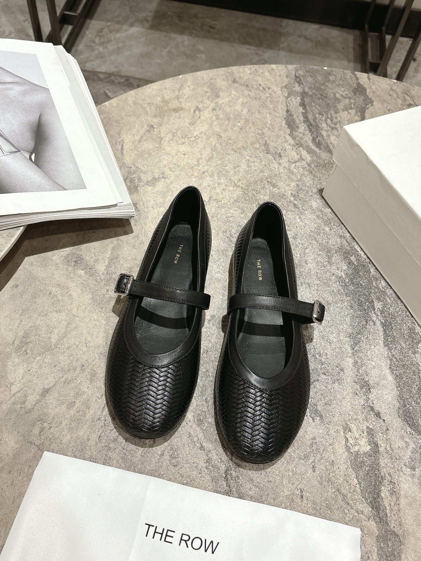 NO:437506,The row ssnew arrival~ THE ROW Mary Jane shoes are extremely simple but full of tone!  Wheat ear pattern sheepskin material, sheepskin footbed is soft and comfortable!  Genuine leather injection molding bottom!  Code 35-39 (40.41.42 customized) with original packaging, Mary Jane, mary jane, sheepskin19860909The row ssnew arrival～ THE ROW 玛丽珍鞋新品,极致简约但调性十足！ 麦穗纹羊皮材质,羊皮里垫脚 软糯舒适！真皮注塑大底！ 码数35-39 (40.41.42定做) 配原版包装,玛丽珍,mary jane,sheepskin,Women's Shoes