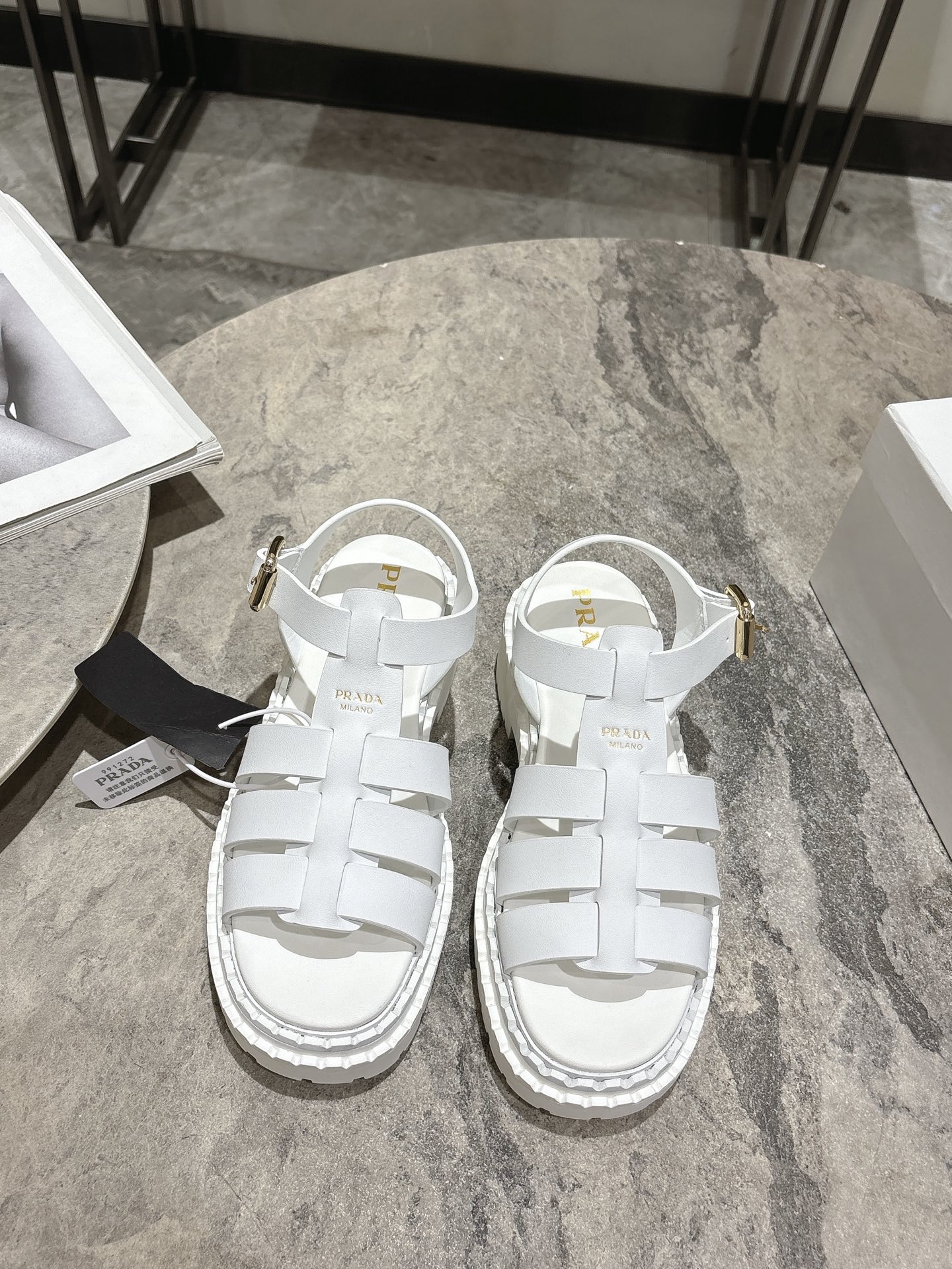 NO:437488,Prada 25ss thick-soled Roman woven sandals Super hot prad* Prada Latest spring and summer jagged Roman woven super light thick-soled sandals!  Retro, fashionable and avant-garde wheel teeth make the whole pair of shoes light and comfortable, satisfying the variety of choices of fashionable people in different styles! The iconic metal triangle logo is matched with the ancient beach sandals, and each element is on the trendy point! Upper: cowhide original oil edge craftsmanship Inner: calfskin Outsole: TPU-filled outsole leather edge combination size35-39 (40.41 custom made without return), sandals, prada, prada, sandals, cowhide19860909Prada 25ss厚底罗马编织凉鞋 超火爆prad*普拉达 最新春夏锯齿罗马编织超轻厚底 凉鞋！复古时髦前卫的轮齿 让整双鞋轻便舒适 满足不同风格时髦人士的多种选择!标志性金属三角标搭配古沙滩凉鞋造型,每一个 元素都踩在时髦点上! 鞋面:牛皮原版油边工艺 内里:小牛皮 大底:TPU灌注大底真皮沿条组合 size35-39（40.41订做不退换）,凉鞋,prada,prada,sandals,cowhide,Women's Shoes