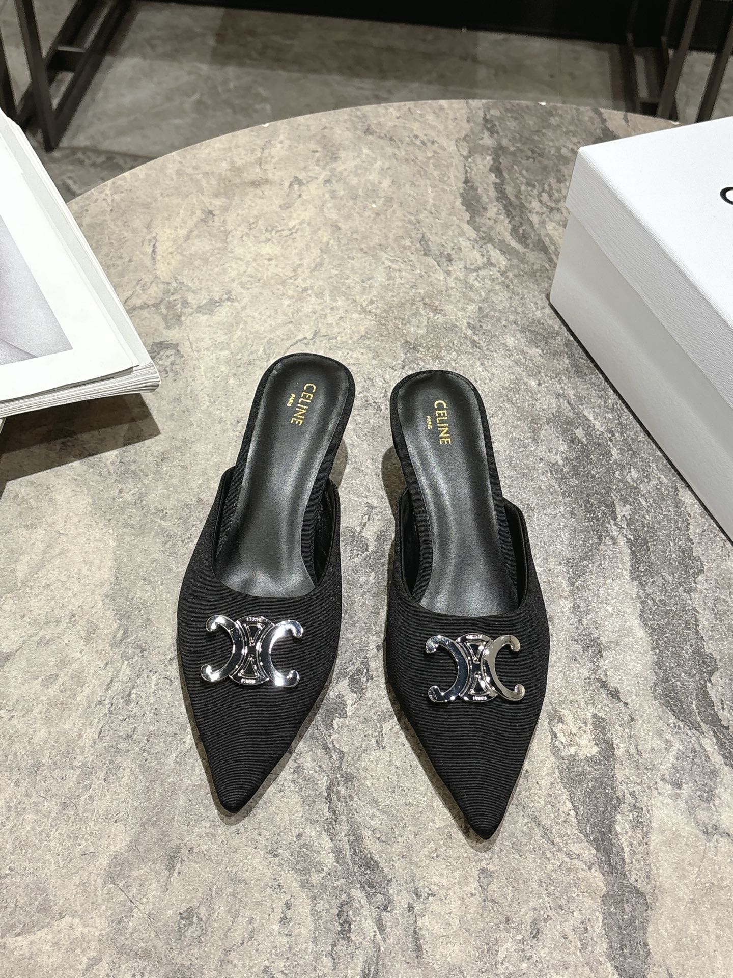 NO:446649,CELINE Early spring silver Arc de Triomphe series Silin's new silver pointed toe semi-tork, short heel Arc de Triomphe shoes rare silver series, so exquisite, silver Arc de Triomphe is very low-key, black, paired with small skirts and jeans, you can always believe in the aesthetics of hedi. Kitten heels that inherit classic French aesthetics Comfort and aesthetics Upupup Large-size silver Arc de Triomphe also injects modern style into the classic shape Cowhide/silk/denim Heel height 6CM Italian leather soles Size35-39 (40 custom made without return), semi-tork, celine, skirts, jeans, cowhide, silk fabric, Leather soles19860909CELINE 早春银色凯旋门系列 思琳新款银色尖头半拖 矮跟凯旋门鞋稀有的银色系列 好精致呀银色的凯旋门很低调黑色绝了,搭配小裙子牛仔裤都很不戳 你可以永远相信hedi的审美 传承经典法式美学的小猫跟 舒适度和美感upupup 大尺寸银色凯旋门也为经典造型注入了现代格调 牛皮/绸缎面/牛仔布 跟高6CM 意大利真皮大底 Size35-39（40定做不退换）,半拖,celine,skirts,jeans,cowhide,silk fabric,Leather soles,Women's Shoes