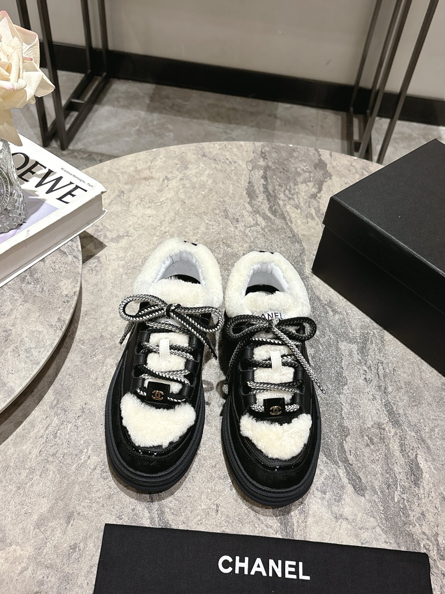 NO:437520,Chanel Chanel's latest 25C casual sports shoes, original mold customization, invincible and beautiful and easy to wear, absolutely fairy style, super comfortable, high-end and durable color matching, versatile, casual casual sports style, cool and natural, interpreting Chanel's fashionable feminine temperament. Upper, customized imported lychee pattern calfskin custom matte calfskin genuine wool sheepskin inner hardware accessories Original full set of mold opening (not general-purpose for the market) Original custom mold opening TPU combination sole Women's size 35-39 (40.41 custom made), casual shoes/sports shoes, chanel, chanel, sneakers, cowhide, sheepskin19860909Chanel 香奈儿最新25C休闲运动鞋 原版模具定制 无敌漂亮又好穿 绝对仙女款 超级舒服,配色高级耐看 百搭 率性的休闲运动风,飒爽又自然,演绎香奈儿的时髦女性气质 鞋面 采用定制进口荔枝纹小牛皮定制磨砂小牛皮真羊毛 羊皮内里 五金配件 原版全套开模 (非市场通用) 原版定制开模TPU组合大底 女码35-39(40.41定做),休闲鞋/运动鞋,chanel,chanel,sneakers,cowhide,sheepskin,Women's Shoes