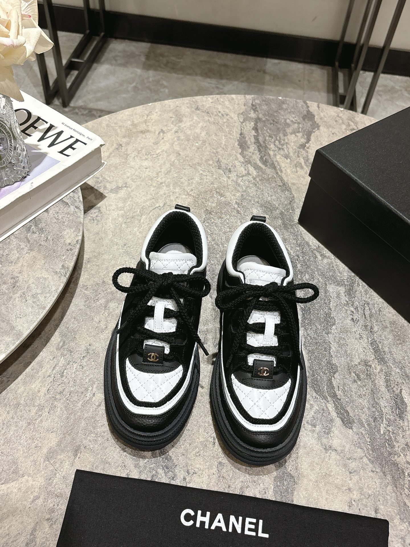 NO:437529,Chanel Chanel's latest 25C casual sports shoes, original mold customization, invincible and easy to wear, absolutely fairy style, super comfortable, high-end and durable color matching, versatile, casual casual sports style, cool and natural, interpreting Chanel's fashionable feminine temperament, upper custom imported lychee pattern calfskin custom matte calfskin inner lining original one-to-one professional custom mesh fabric hardware accessories original full set of mold opening (not general market) original custom mold opening TPU combination sole Women's size 35-39 (40.41 customization), casual shoes/sports shoes, chanel, chanel, sneakers, cowhide19860909Chanel 香奈儿最新25C休闲运动鞋 原版模具定制 无敌漂亮又好穿 绝对仙女款 超级舒服,配色高级耐看 百搭 率性的休闲运动风,飒爽又自然,演绎香奈儿的时髦女性气质 鞋面 采用定制进口荔枝纹小牛皮定制磨砂小牛皮 内里 原版一比一专业定制网布 五金配件 原版全套开模 (非市场通用) 原版定制开模TPU组合大底 女码35-39(40.41定做),休闲鞋/运动鞋,chanel,chanel,sneakers,cowhide,Women's Shoes