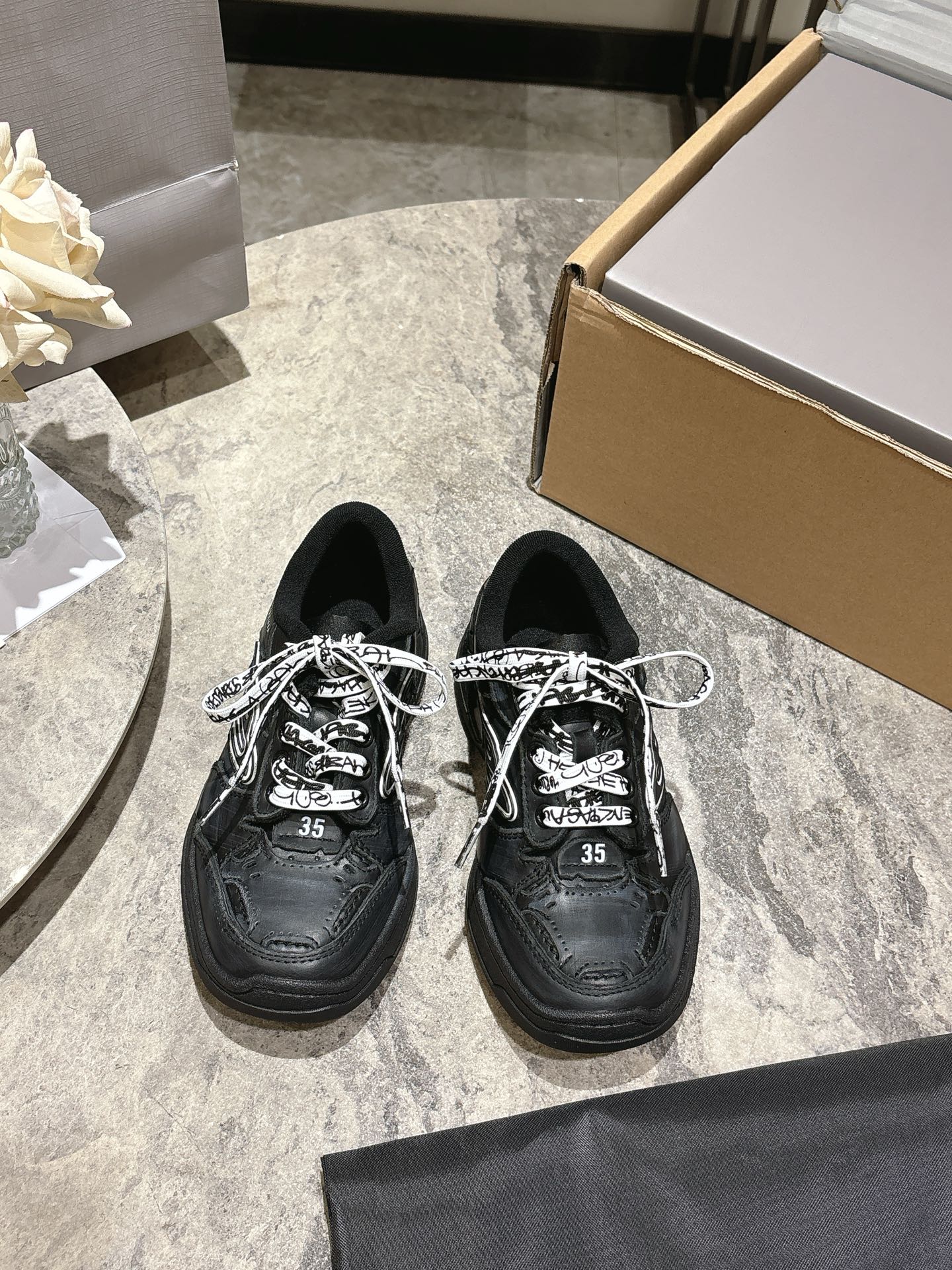 NO:437538,Top version Balenciaga latest Hamptons series Couple styles Broken, old, casual, sports shoes Original purchase and development Making Hamptons Sneaker This new shoe continues the usual aesthetic style of creative director Demna, integrating bristle design, exposed stitching, asymmetric details, scratches, as well as graffiti-style laces and obvious toe curves. Unlike previous exaggerated and heavy 3XL and Cargo style styles, Hamptons Sneaker has a somewhat converging contour, adopting a more traditional sole structure that Balencia rarely uses, and is equipped with a spliced ​​leather upper, making the overall shape more daily but still unique. Exquisite packaging for delivery counter Fabric: Original custom imported toe-layer cowhide, imported breathable towel velvet  Original sole open mold-proof rubber material, sole thickness 3CM Size: 35-45, casual shoes/sports shoes, balenciaga, balenciaga, sneakers, cowhide19860909顶级版本 Balenciaga巴黎世家 最新Hamptons系列 情侣款 破损 做旧 休闲 运动鞋 原版购入开发 做货 Hamptons Sneaker这款新鞋延续了创意总监Demna一贯的美学风格,融入了毛边设计、外露缝线、不对称细节、做|刮痕,以及涂鸦风格的鞋带字样和明显的鞋头弧度.不同于此前夸张厚重的3XL和 Cargo等款式,Hamptons Sneaker 在轮廓上有所收敛,采用了巴黎世家较少使用的更为传统的鞋底结构,并配有拼接皮革鞋面,使整体造型更加日常但依然不失个性 配送专柜精美包装 面料:原版定制进口头层牛皮 内里进口透气毛巾绒里 鞋底原版开模防滑橡胶材质 底厚3CM Size:35-45,休闲鞋/运动鞋,balenciaga,balenciaga,sneakers,cowhide,Women's Shoes