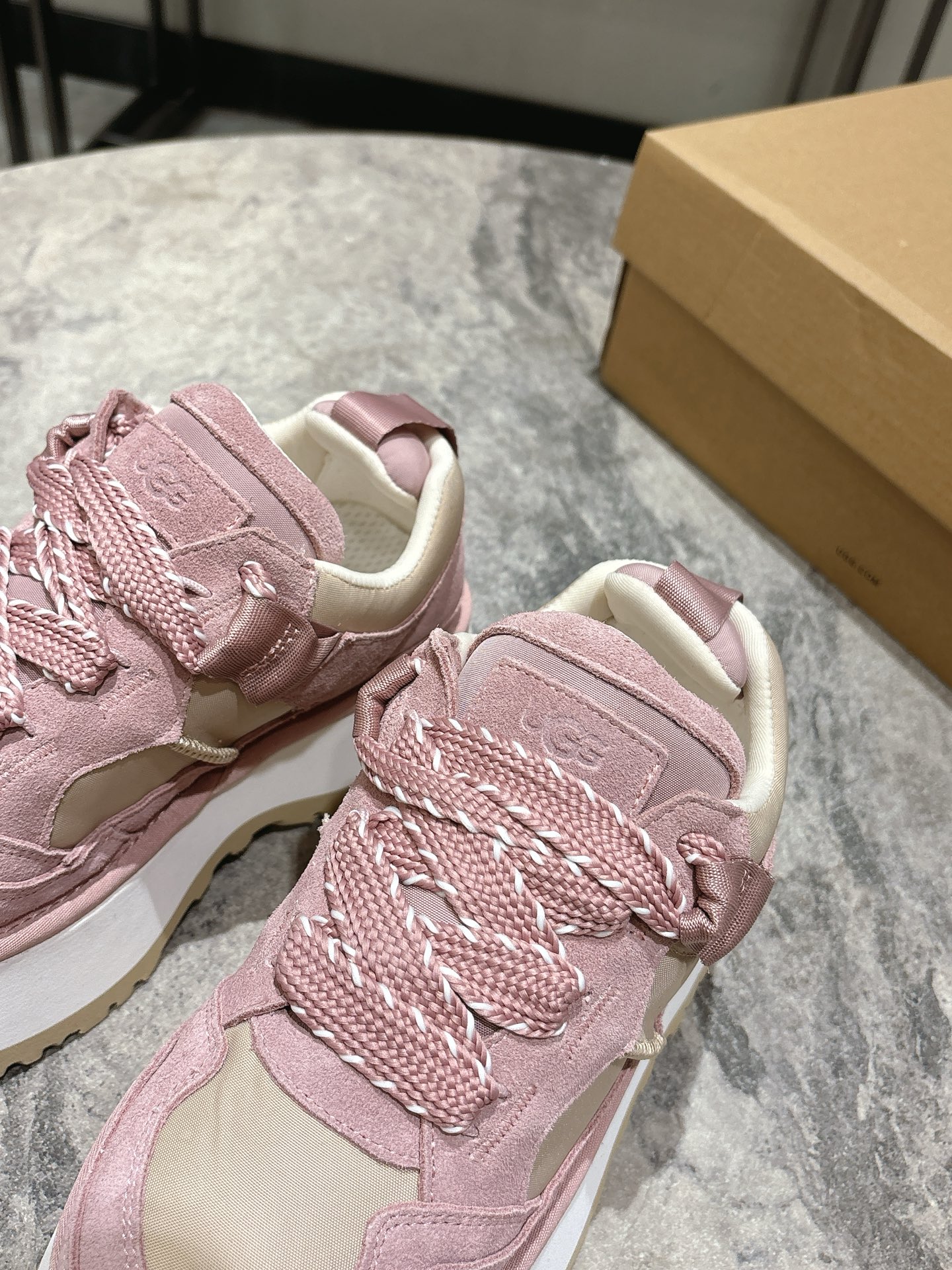 New UGG 775 Heavy-Floor Sneakers: Comfortable, Stylish, and Lightweight. - 图片 7