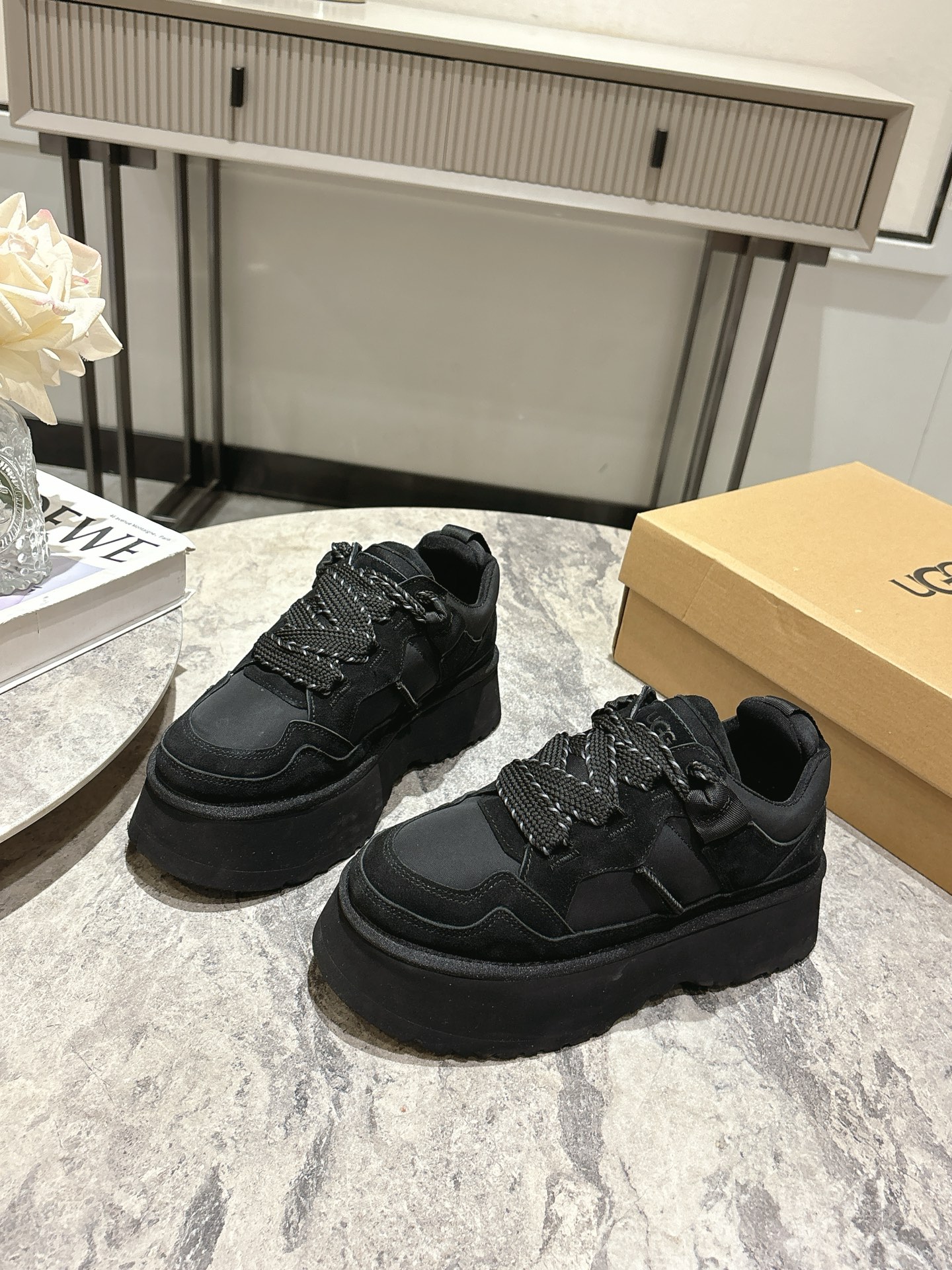 New UGG 775 Snow Boots: Lightweight Comfort with Stylish Design and Furry Accents - 图片 1