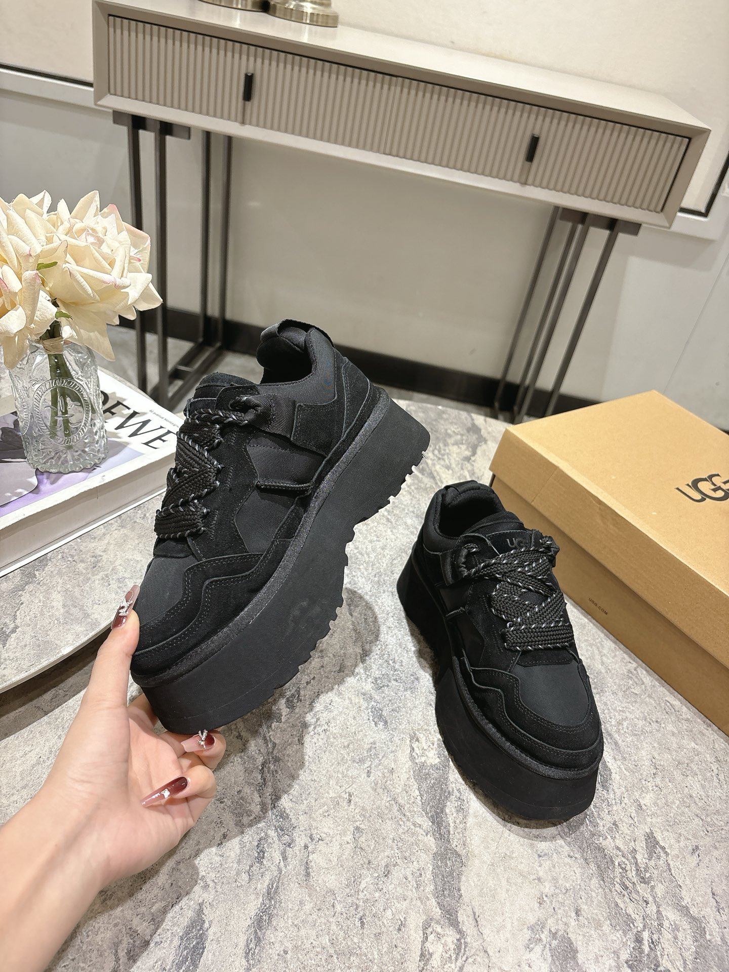 New UGG 775 Snow Boots: Lightweight Comfort with Stylish Design and Furry Accents - 图片 4