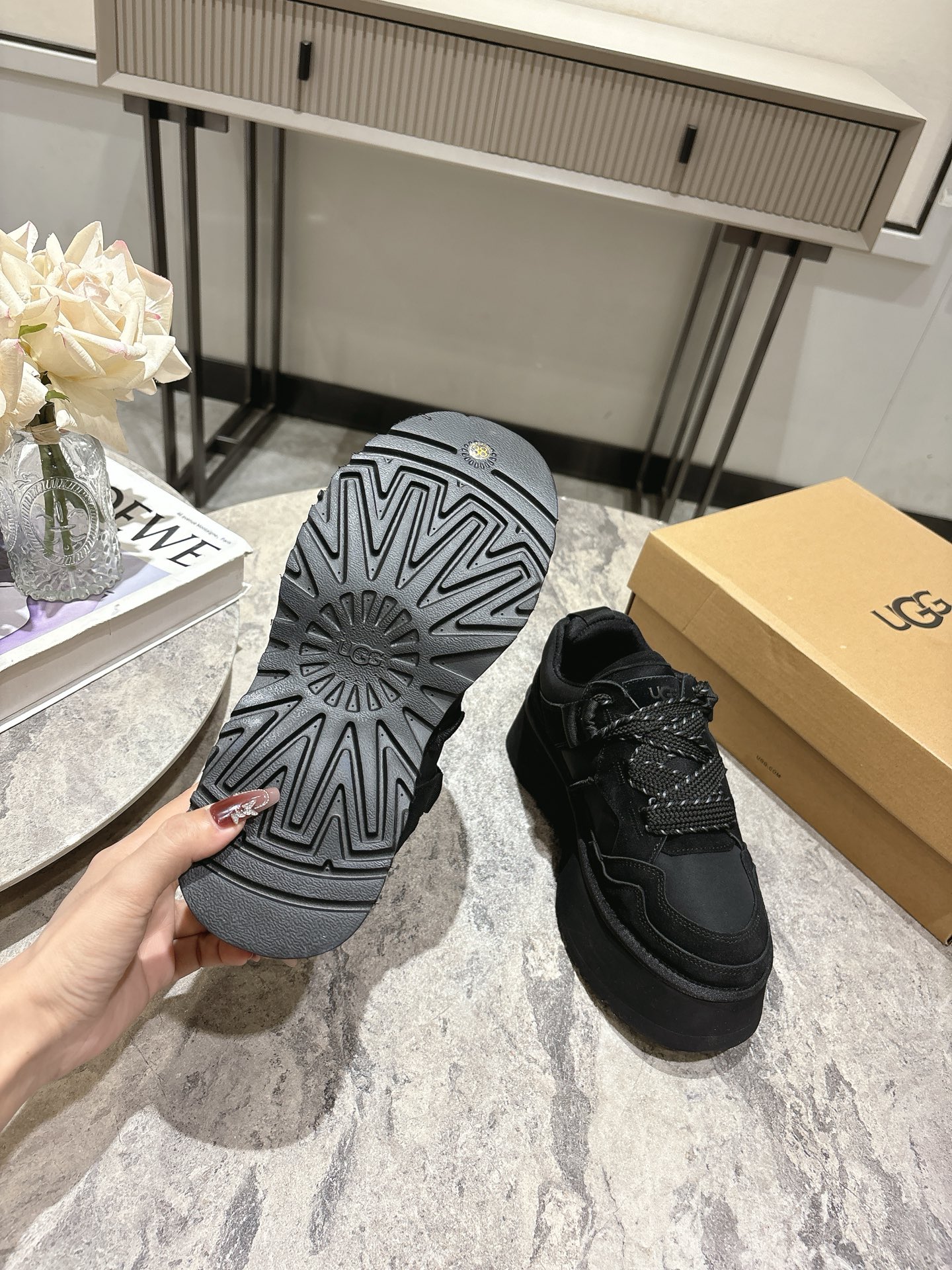 New UGG 775 Snow Boots: Lightweight Comfort with Stylish Design and Furry Accents - 图片 5