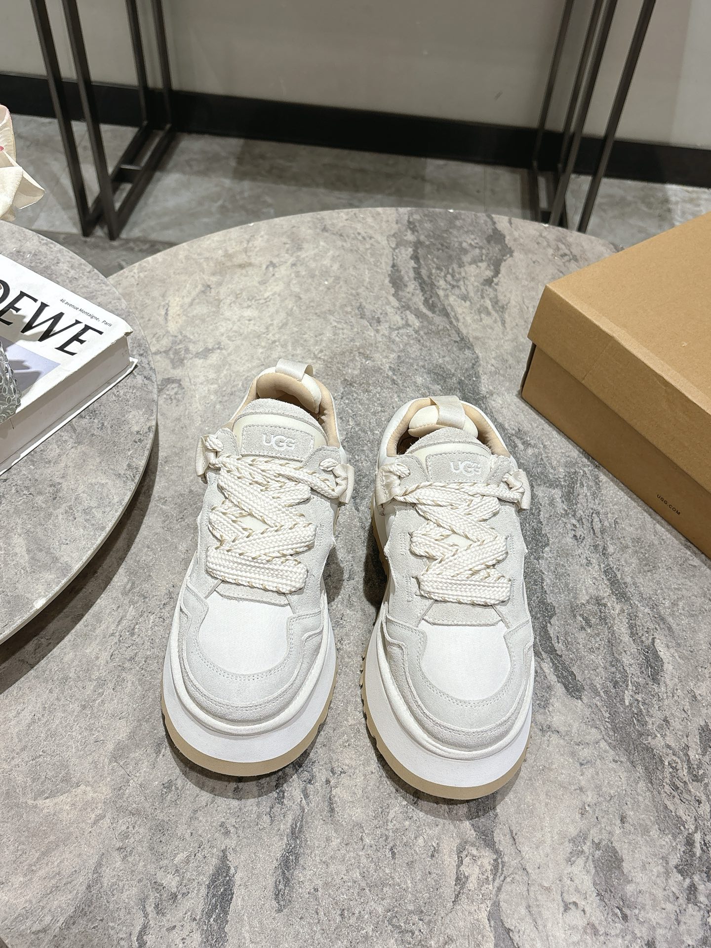 NO:437481,UGG's new thick-soled sneakers in autumn and winter. As a leading brand of snow boots, this new pair of shoes also continues its usual concept of comfort. It is light and comfortable when worn on the feet, as if it is stepping on a cloud. Moreover, its soles are made of EVA material, which is non-slip and wear-resistant, and it is stable and stable whether you are walking or running. You no longer have to worry about being tired of walking!  In addition to comfort, the design of this new UGG shoes is also super fashionable!  Simple lines and smooth tailoring can be matched with casual clothes and hold formal occasions. Moreover, the fluffy decoration on the upper is the finishing touch, making the whole pair of shoes look more cute and playful, and is definitely a must-have item for trendy girls!  Size: 35-39 (40 custom made without return), casual shoes/sports shoes, boots, sneakers19860909UGG秋冬新款厚底运动鞋 作为雪地靴的领军品牌,这双新款鞋子同样延续了其一贯的舒适理念,穿在脚上轻盈自在,仿佛踩在了云朵上一般. 而且,它的鞋底采用EVA材质,防滑耐磨,不管是走路还是跑步都稳稳当当的,再也不用担心走路累脚啦！ 除了舒适度,这双UGG新款鞋子的设计也是超级时尚的！ 简约的线条和流畅的剪裁,既能搭配休闲装,也能hold住正式场合. 而且,鞋面上的绒毛装饰更是点睛之笔,让整双鞋子看起来更加可爱俏皮,绝对是潮女们的必备单品！ 码数:35-39(40定做不退换),休闲鞋/运动鞋,boots,sneakers,Women's Shoes