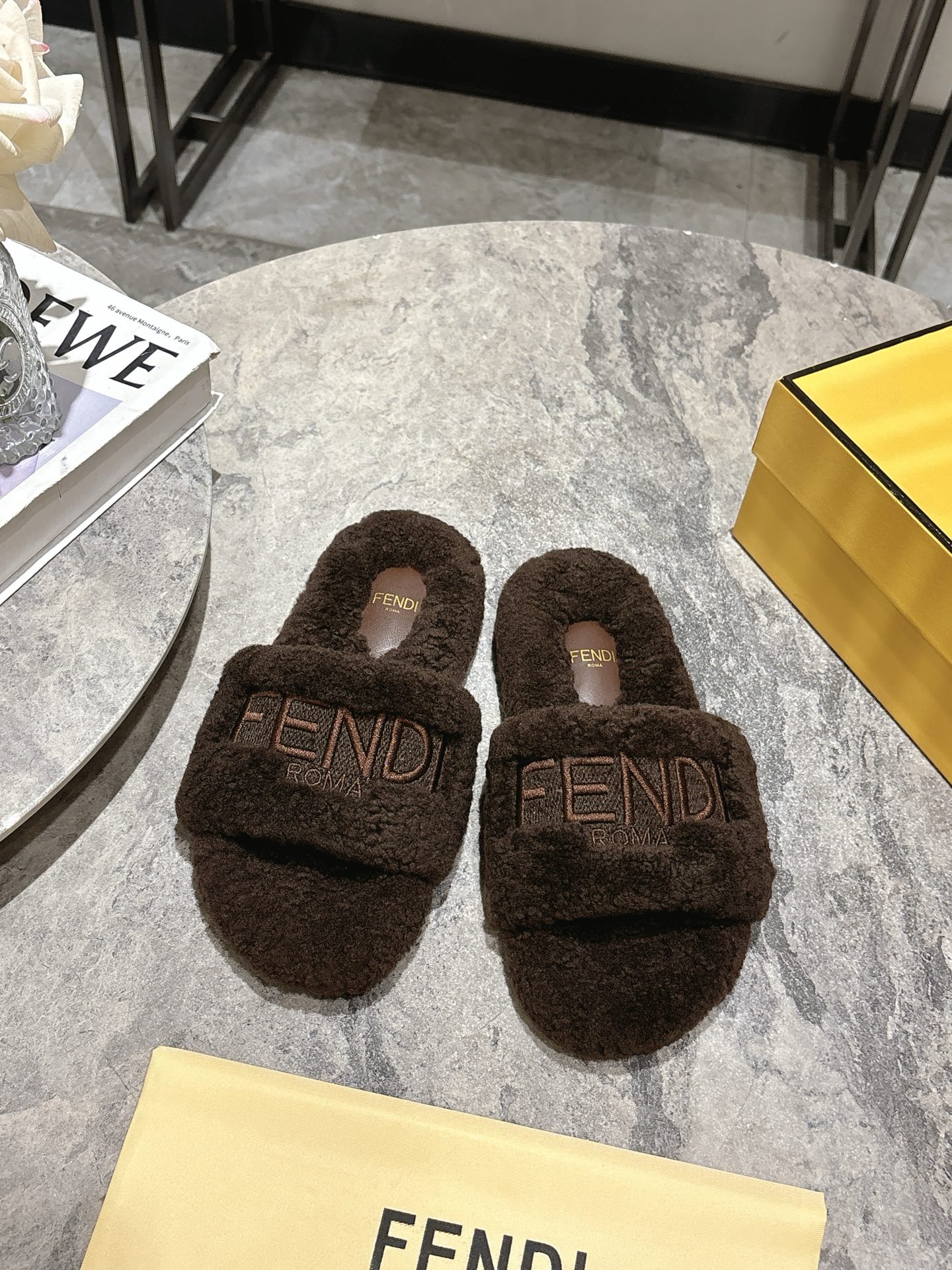 NO:437499,Fendi Fendi autumn and winter new logo embroidered wool slippers, furry and super cute, comfortable and fashionable, upper foot pad full wool original rubber sole size 35-39 (40 customized), fur shoes, fendi, fendi, slippers19860909Fendi芬迪秋冬新款logo刺绣羊毛拖鞋 毛茸茸的超可爱 上脚舒适时尚 鞋面垫脚全羊毛 原版橡胶底 码数女35-39(40定做),毛毛鞋,fendi,fendi,slippers,Women's Shoes