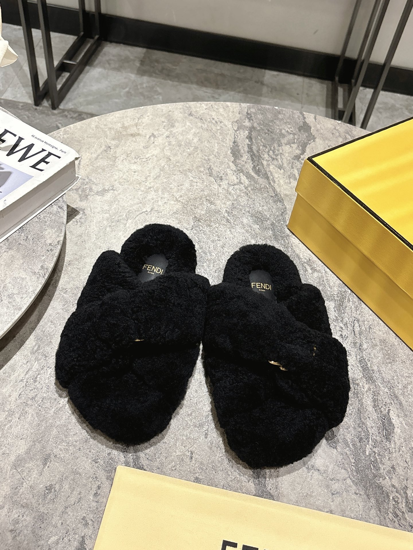 NO:437504,Fendi Fendi fall and winter new cross wool slippers, furry and super cute, comfortable and fashionable, upper foot pad full wool, original rubber sole, size 35-39 (40 customized), fur shoes, fendi, fendi, slippers19860909Fendi芬迪秋冬新款交叉羊毛拖鞋 毛茸茸的超可爱 上脚舒适时尚 鞋面垫脚全羊毛 原版橡胶底 码数女35-39(40定做),毛毛鞋,fendi,fendi,slippers,Women's Shoes