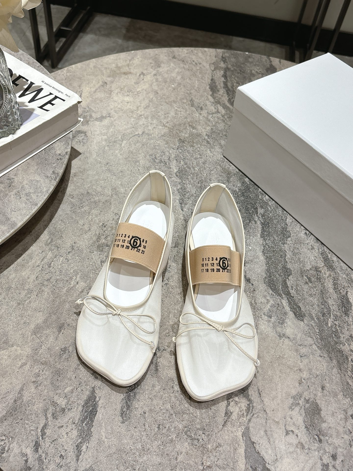 NO:441412,MM6 Majila mesh simple bow single shoes, with a fairy-like hazy beauty, high-end and decent, you can go out beautifully in summer. The brand elastic band design embellishes, adding a gorgeous and romantic feeling, which is easily attracted at a glance. The matching occasions are also quite extensive. Daily or party activities can show elegant charm and temperament. Upper material imported mesh elastic band design, cowhide, genuine leather soles. Size: 35-39 (34.40 custom made without return), ballet shoes, masion margiela, masion margiela, cowhide, Leather soles19860909MM6马吉拉网纱简约蝴蝶结单鞋 自带仙气朦胧美,高级又不失体面,夏天穿也能美美的出街 品牌弹力带设计点缀 更增添了份华丽浪漫感很容易一眼就被吸引 搭配场合也挺广泛的日常或者派对活动都能展现优雅的魅力气质 鞋面材质进口网纱松紧带设计 牛皮垫脚 真皮大底 码数:35-39(34.40定做不退换),芭蕾舞鞋,masion margiela,masion margiela,cowhide,Leather soles,Women's Shoes