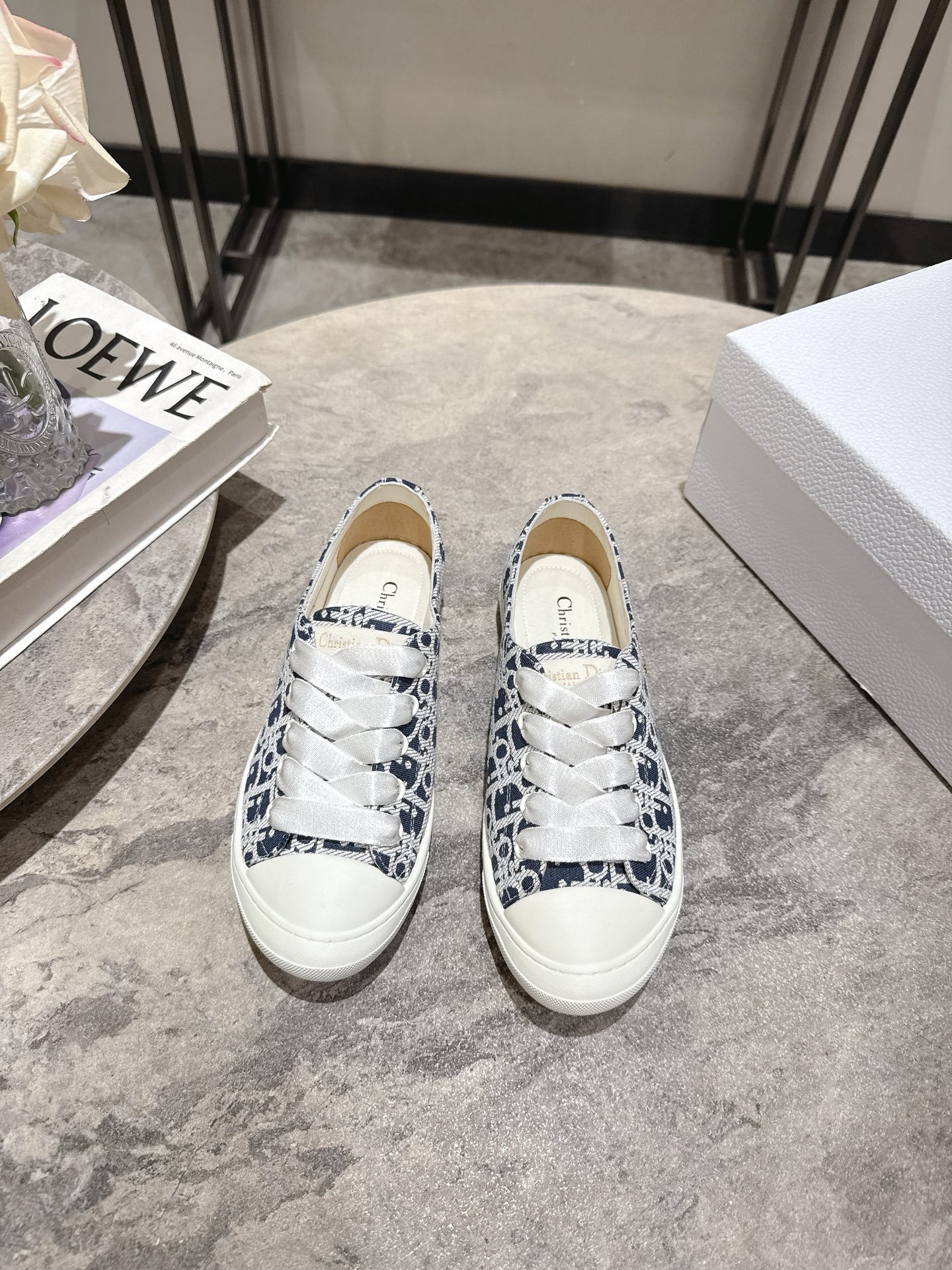 NO:446644,Dior 2025ss new fashion sneakers, Dexue shoes, sports shoes, counter shoes are hard to find, many internet celebrities plant grass, versatile fried chicken on the feet, Taikoo Hui genuine products are purchased and developed, high-end customization, upper material is customized, denim fabric, inner lining, breathable mesh patchwork sheepskin, original original mold outsole is perfectly replicated, foot feel is very comfortable, original full packaging, size 35-39 (40.41 custom made), casual shoes/sports shoes, dior, dior, sneakers, sheepskin19860909Dior迪奥2025ss新品时尚球鞋 德训鞋 运动鞋 专柜一鞋难求 超多网红明星种草 上脚炒鸡百搭、太古汇正品购入开发 高端定制 鞋面材料定做牛仔布料 内里 透气网布拼接羊皮 原版原模大底完美复刻、脚感非常舒适、 原版全套包装 码数35-39（40.41定做）,休闲鞋/运动鞋,dior,dior,sneakers,sheepskin,Women's Shoes