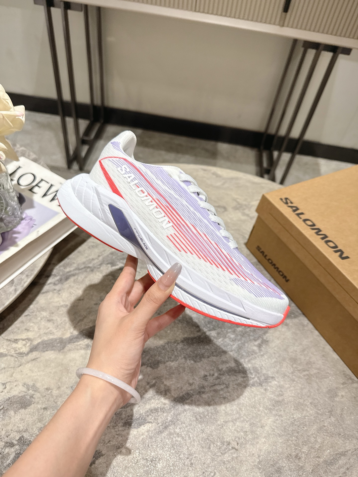 NO:446635,MM6 x SALOMON - Spectur 2 is the 2025 spring and summer series shoe style cooperation between MM6 Maison Margiela and SALOMON. It is based on the road running shoes Spectur 2. The upper is made of large hole mesh material with the same color pressing glue and cut sheet. The side of the shoe has both brand logos, covering polyester fiber, polyurethane, rubber, etc.; it is equipped with full-length carbon fiber board Energy Blade and Energy Foam cushioning system, with thick and widened rear palm, which has both propulsion, cushioning rebound and stability. Fabric: original customized engineering mesh inner: mesh women's size 35-39, men's 40-44 (women's 40 men's 45 custom made) original foamed sole, light and comfortable., casual shoes/sports shoes, masion  Margiela, sneakers19860909MM6 x SALOMON - Spectur 2是MM6 Maison Margiela与SALOMON合作的2025春夏系列鞋款,以公路跑鞋Spectur 2为基础,鞋面采用大孔网眼材质搭配同色系压胶与裁片,鞋侧有双方品牌标识,材质涵盖聚酯纤维、聚氨酯、橡胶等；它搭载全长碳纤维板Energy Blade与Energy Foam缓震系统,后掌加厚加宽,兼具推进力、缓震回弹与稳定性. 面料:原版定制工程网面 内里:网布 女码35-39、男40-44(女40男45定做) 原版发泡大底、轻便又舒适.,休闲鞋/运动鞋,masion margiela,sneakers,Women's Shoes