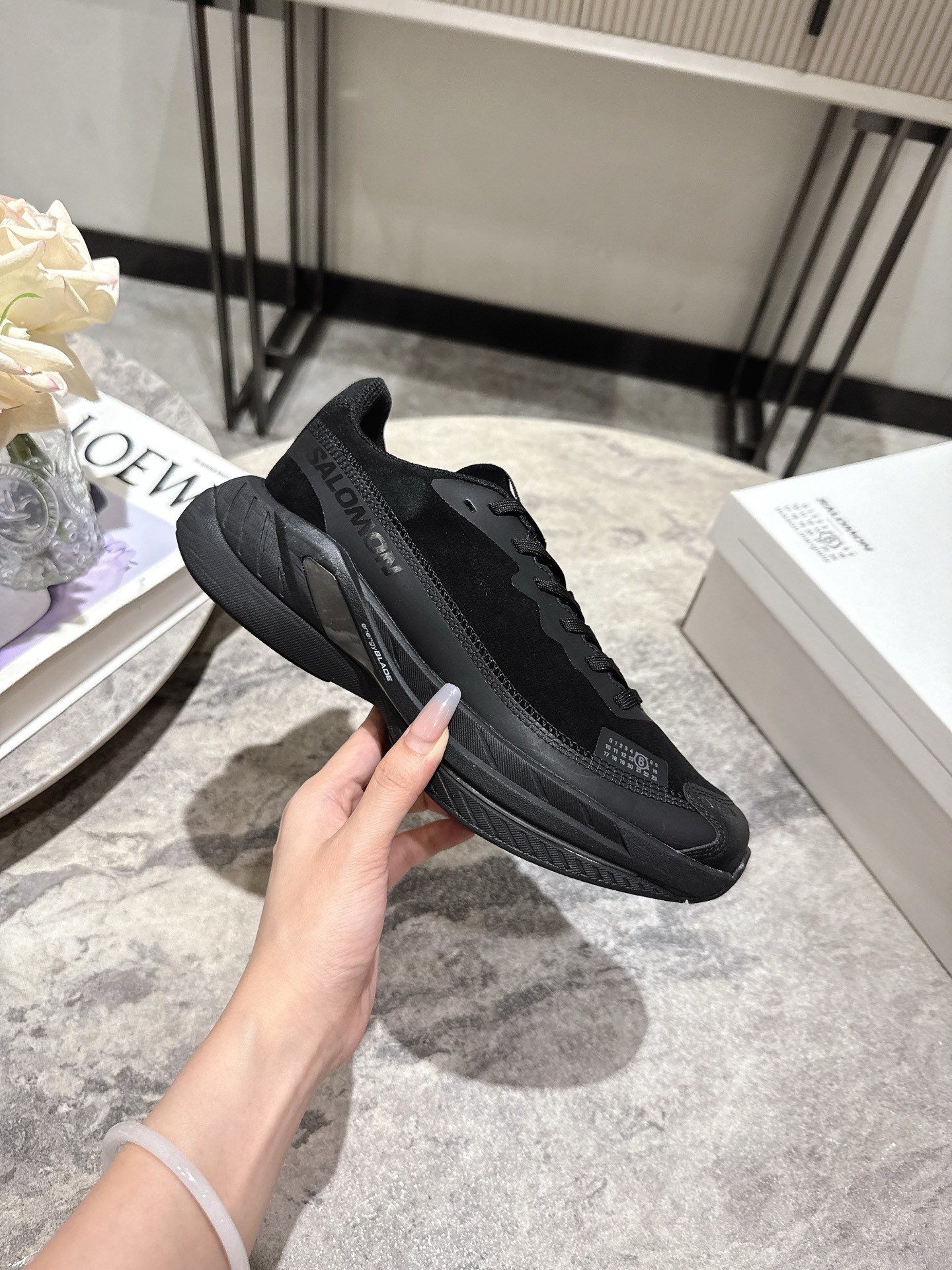 NO:446640,MM6 x SALOMON - Spectur 2 is the 2025 autumn and winter series shoe style cooperation between MM6 Maison Margiela and SALOMON. It is based on the road running shoes Spectur 2. The upper is made of Niujing material with the same color pressing glue and cut sheet. The side of the shoe has the brand logo, and the materials cover polyester fiber, polyurethane, rubber, etc.; it is equipped with full-length carbon fiber board Energy Blade and Energy Foam cushioning system, with thick and widened rear palm, which has both propulsion, cushioning rebound and stability. Women's Size 35-39 Men 40-44 (Female 40 Men 45 Customized) Original foamed sole, light and comfortable., Casual shoes/sports shoes, masion margiela, sneakers19860909MM6 x SALOMON - Spectur 2是MM6 Maison Margiela与SALOMON合作的2025秋冬系列鞋款,以公路跑鞋Spectur 2为基础,鞋面采用牛京材质搭配同色系压胶与裁片,鞋侧有双方品牌标识,材质涵盖聚酯纤维、聚氨酯、橡胶等；它搭载全长碳纤维板Energy Blade与Energy Foam缓震系统,后掌加厚加宽,兼具推进力、缓震回弹与稳定性. 女码35-39 男40-44(女40男45定做) 原版发泡大底、轻便又舒适.,休闲鞋/运动鞋,masion margiela,sneakers,Women's Shoes