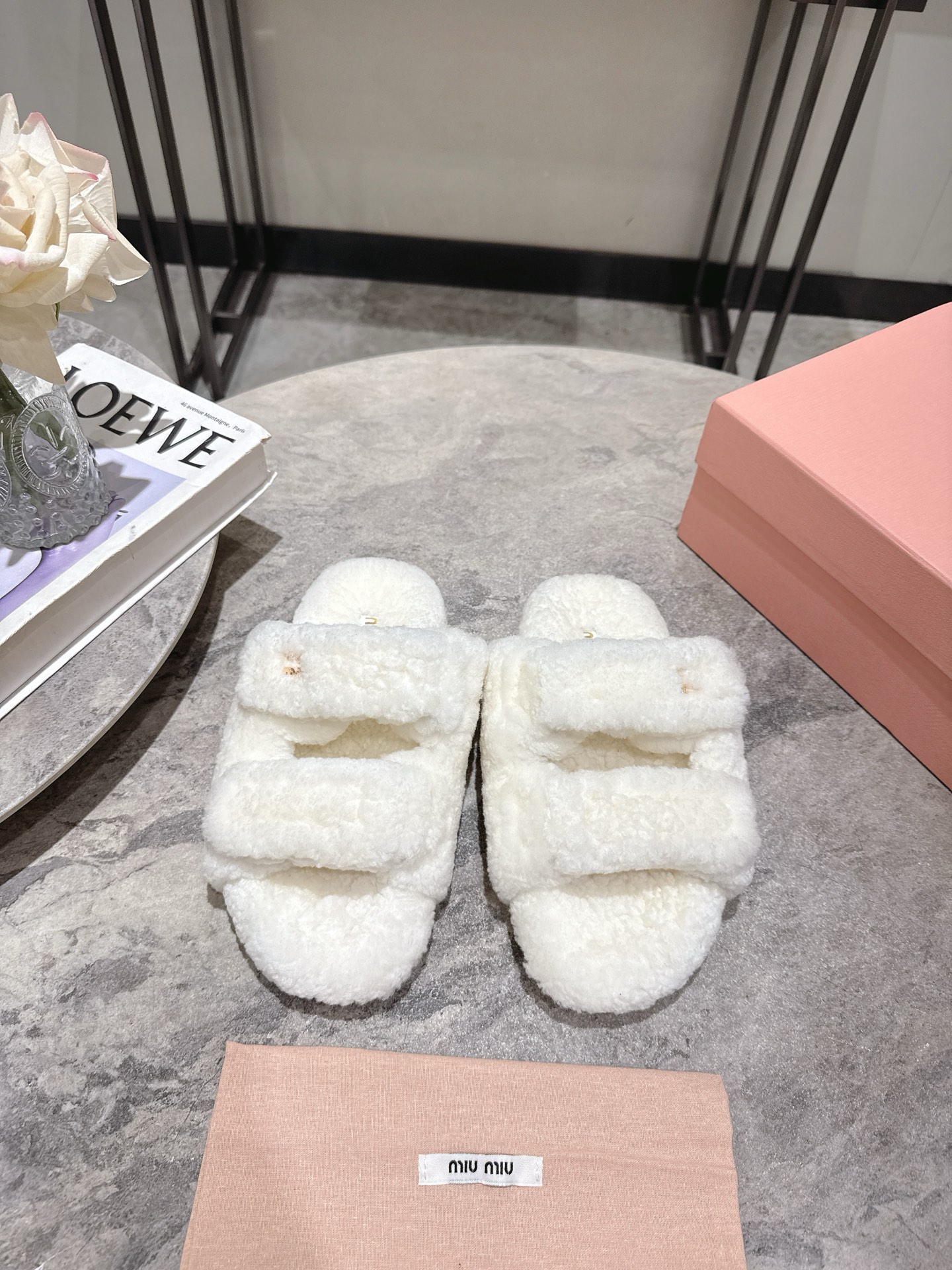 NO:446638,MiuMiu Miu Miu autumn and winter catwalk lazy Velcro wool holder simple design to create a Buddhist sweet casual style~~The aura on the feet is very casual, long skirt, shorts, imported lamb fur, original mold open sole Size35-39 (40 custom made), fur shoes, miumiu, skirts, shorts19860909MiuMiu缪缪秋冬走秀款懒人魔术贴毛托 简约设计,打造佛系甜美的休闲风~~上脚气场十足随意搭配,长裙,短裙,短裤,面料进口羊羔毛,原版开模大底 Size35-39(40定做),毛毛鞋,miumiu,skirts,shorts,Women's Shoes