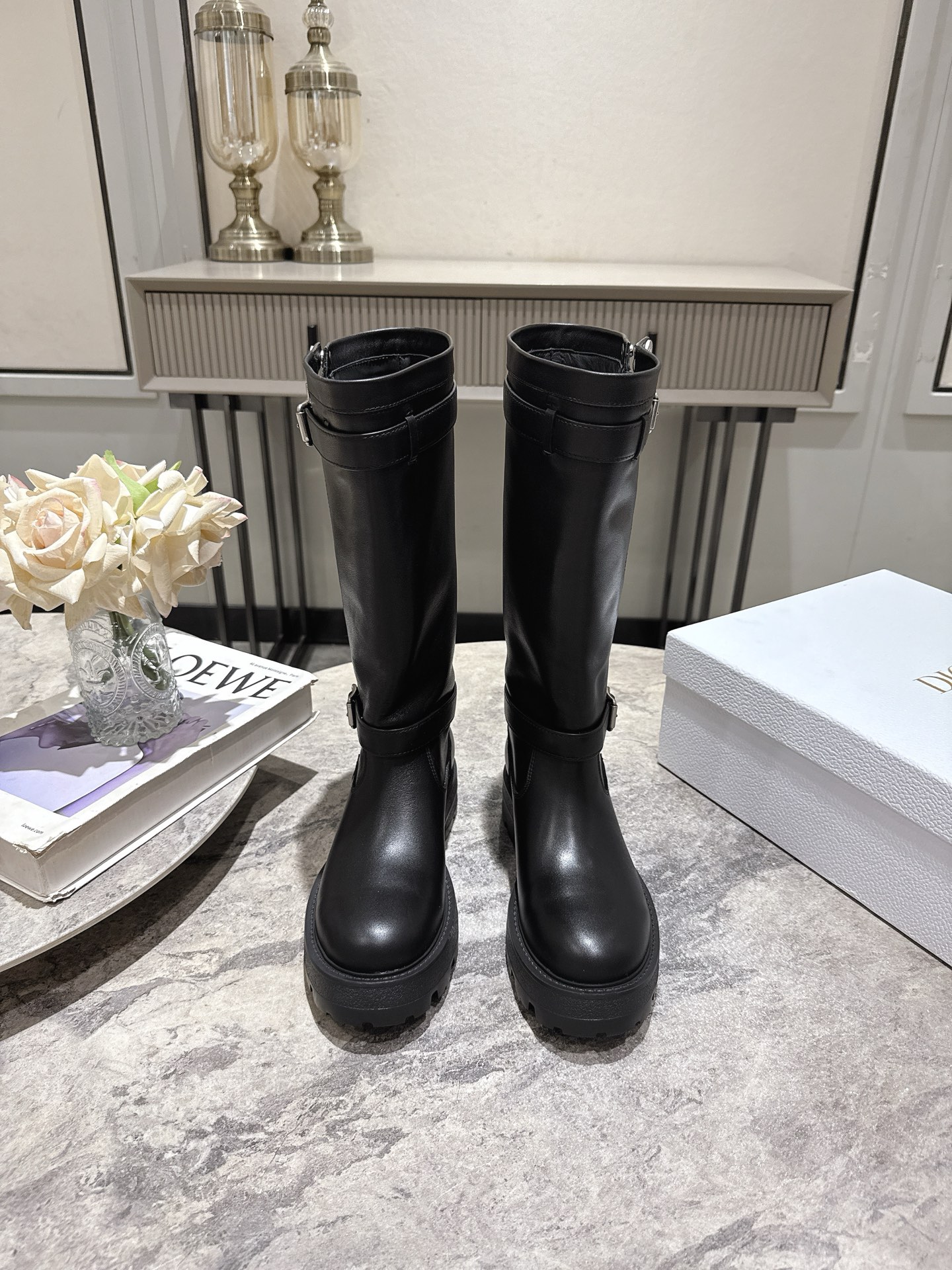 NO:446601,DIOR Autumn and Winter Showcase Belt Buckle Punk Motorcycle Boots This season's main series of autumn and winter naturally has unique craftsmanship and quality. The leather of this boot is all imported customized, and the inner material is also imported customized cowhide. It is easy to wear and comfortable to match with the essential autumn and winter style that looks good, and the style will never go out of date. The upper is imported cowhide. The inner imported cowhide is imported cowhide. The sole is up foamed sole. The size is 35-39 (40 customized), boots, dior, dior, boots, cowhide19860909DIOR迪奥秋冬走秀款皮带扣朋克机车长靴 这一季秋冬主打系列 自然有独特的工艺和品质且这款靴子的皮料全部为进口定制,内里材质也是进口定制牛皮,,好穿舒适搭配什么都好看的秋冬必备款,而且风格永存怎么穿都不会过时的骑士靴 鞋面原版进口牛皮 内里进口牛皮内里 大底up发泡大底 码数35-39（40定制）,靴子,dior,dior,boots,cowhide,Women's Shoes