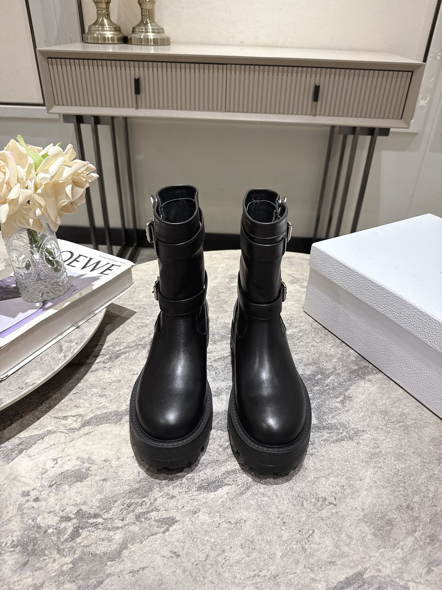 NO:446610,DIOR Autumn and Winter Showcase Belt Buckle Punk Motorcycle Short Boots This season's main series of autumn and winter naturally has unique craftsmanship and quality. The leather of this boot is all imported customized, and the inner material is also imported customized cowhide. It is easy to wear and comfortable to match with the essential autumn and winter style that looks good, and the style will never go out of date. The upper is imported cowhide. The inner imported cowhide is imported cowhide. The sole is up foamed sole. The size is 35-39 (40 customized), boots, dior, dior, boots, cowhide19860909DIOR迪奥秋冬走秀款皮带扣朋克机车短靴 这一季秋冬主打系列 自然有独特的工艺和品质且这款靴子的皮料全部为进口定制,内里材质也是进口定制牛皮,,好穿舒适搭配什么都好看的秋冬必备款,而且风格永存怎么穿都不会过时的骑士靴 鞋面原版进口牛皮 内里进口牛皮内里 大底up发泡大底 码数35-39（40定制）,靴子,dior,dior,boots,cowhide,Women's Shoes