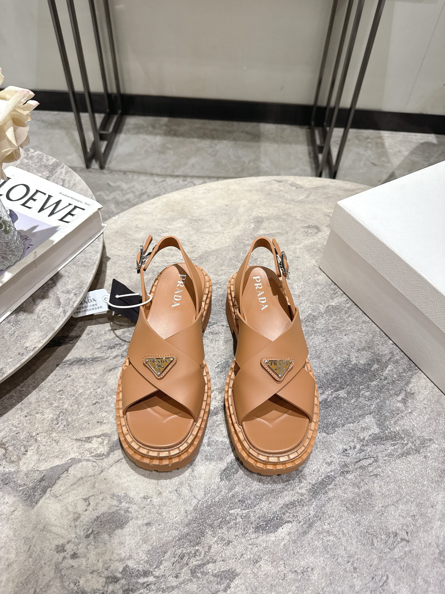 NO:446625,Top quality prada fw25 new arrival~ Prada 2025 women's new Roman open-toe cross sandals The rhythm of the counter being out of stock as soon as it is on. There are so many internet celebrity fashion bloggers planting grass. It is really comfortable to put on the feet. Delicate and comfortable and not monotonous [Love] IP foam soft upper sheepskin inner/footpad Original TPU infused leather edge strip Size: 35-39 (40 41 custom made no return or exchange), sandals, prada, prada, sandals, sheepskin19860909顶级品质 prada fw25 new arrival～ 普拉达2025女士新款罗马露趾交叉凉鞋 专柜一上就断货的节奏 超级多的网红时尚博主种草 上脚真的太舒服了 细腻舒适又不单调[爱心] IP发泡软鞋面 羊皮内里/垫脚 原版TPU灌注大底真皮沿条 Size: 35-39 (40 41订做不退换）,凉鞋,prada,prada,sandals,sheepskin,Women's Shoes