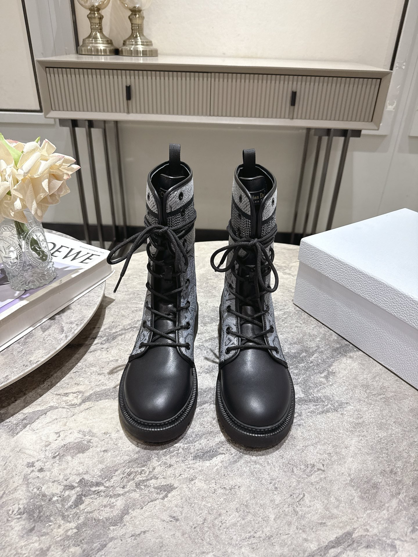 NO:592702,Leather and fur, Dior Dior autumn and winter catwalk style mid-calf work boots, many celebrity Internet celebrities have planted grass, the upper is made of original cowhide, the original customized boot shaft, the material lining is original imported cowhide/customized wool, the original imported hardware buckle from Italy has gone through multiple processes and is made with unparalleled exquisite craftsmanship to complete the original open mold TPU outsole with a height of 3.5CM  Size35-39 (customized at 40.41), boots, dior, dior, boots, cowhide19860909皮里 毛里, Dior迪奥秋冬走秀款工装中筒靴、超多明星网红种草、鞋面采用原版牛皮,原版定制靴筒,材质内里垫脚原版进口牛皮/定制羊毛、意大利进口原版五金扣经过多重工序 用无可比拟的精湛工艺制作完成原版开模TPU大底跟高3.5CM Size35-39（40.41定做）,靴子,dior,dior,boots,cowhide,Women's Shoes