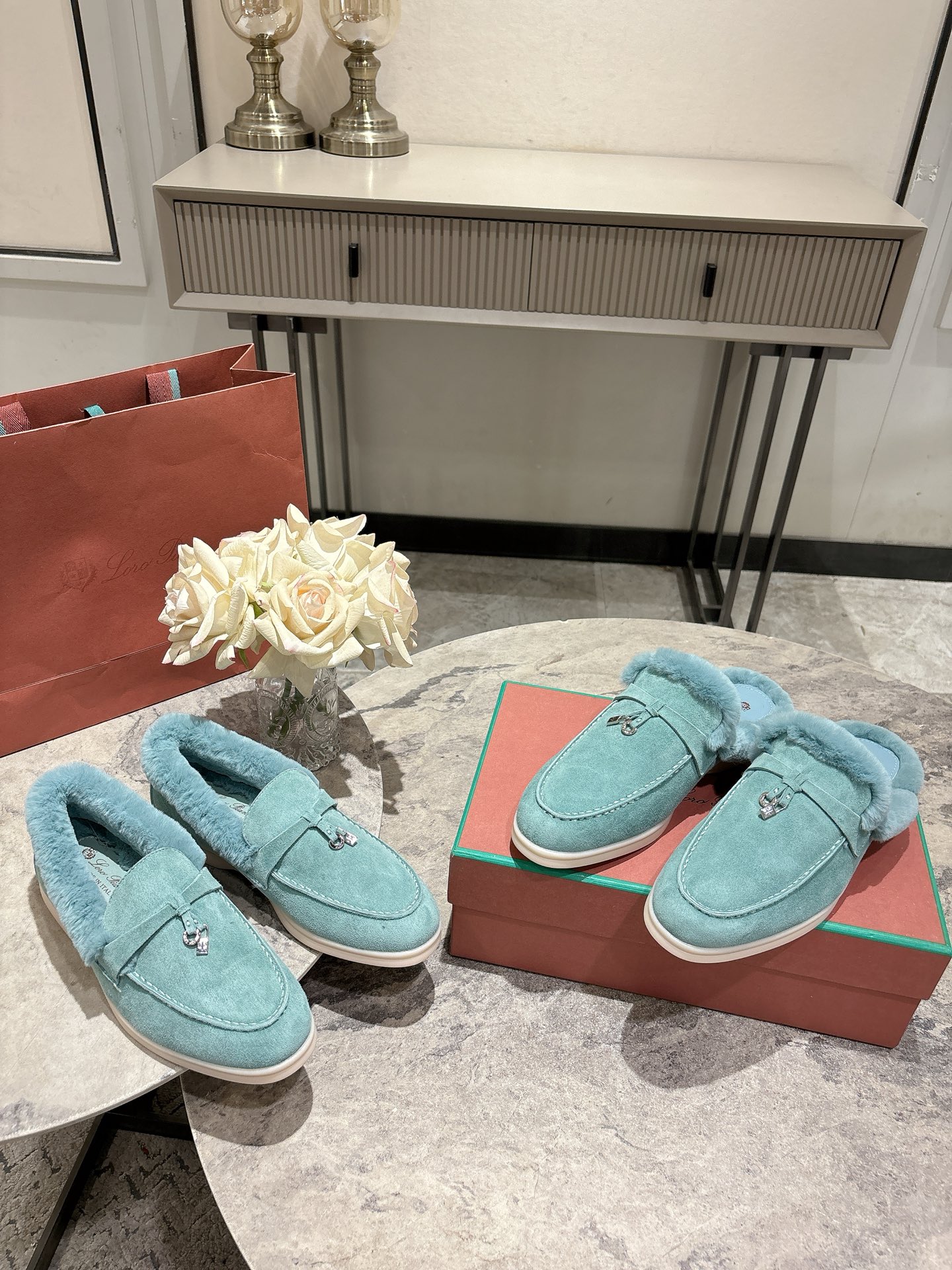 NO:446576,Semi-tork men's 10, single shoes men's 10, Loro Pian* classic hit lp top version British tassel flat-soled loafers [Rabbit Fur Upgrade Version] It turns out that this is the legendary loafers that will not be tired even if you walk 20,000 steps. This pair of loafers holds the appearance and feel of the feet, and you will be completely lost as soon as you walk on your feet~ The minimalist design is eye-catching and attractive, and the outfit is a plus for the outfit. The soft foot feel is outstanding, and it won't be polished. It's nice to match it with a soft and glutinous sole. It's not tiring to wear it for a long time. Who can refuse a pair of versatile and beautiful loafers?  It’s simply too elegant, and you have both the feel and texture of your feet. The key is to make your legs look longer and not tired. The main one is just right!  Material deer leather/imported large density rabbit hair, inner water dyed beef lining, midsole cowhide midsole, large sole original single beef tendon sole, size number for women 35-39 (40.41 custom-made, no return or replacement), men's 40-44 (38.39.45 custom-made, no return or replacement), semi-shoe shoes, loro piana, loro piana, loafers, cowhide19860909半拖 男10, 单鞋 男10, Loro Pian*经典爆款lp顶级版本 英伦流苏平底毛毛乐福鞋【兔毛升级版】 原来这就是传说走两万步都不会累脚的乐福鞋这双乐福鞋把颜值和脚感都拿捏住了,上脚一走就会被彻底沦陷～极简的设计吸睛耐看,穿搭加分项呀 软乎乎的脚感质感出众,不会磨脚就很nice搭配软软糯糯的鞋底,日常通行久穿不累哦 谁能拒绝得了一双百搭又好看的乐福鞋呢？简直不要太气质,脚感和质感都拿捏,关键是显腿长不累脚,主打的就是一个刚刚好！ 材质鹿皮/进口大密度兔毛 内里水染牛里 中底牛皮中底 大底原单牛筋底 码数女码35-39（40.41定制不退不换）, 男码40-44（38.39.45定制不退不换）,半拖单鞋,loro piana,loro piana,loafers,cowhide,Women's Shoes