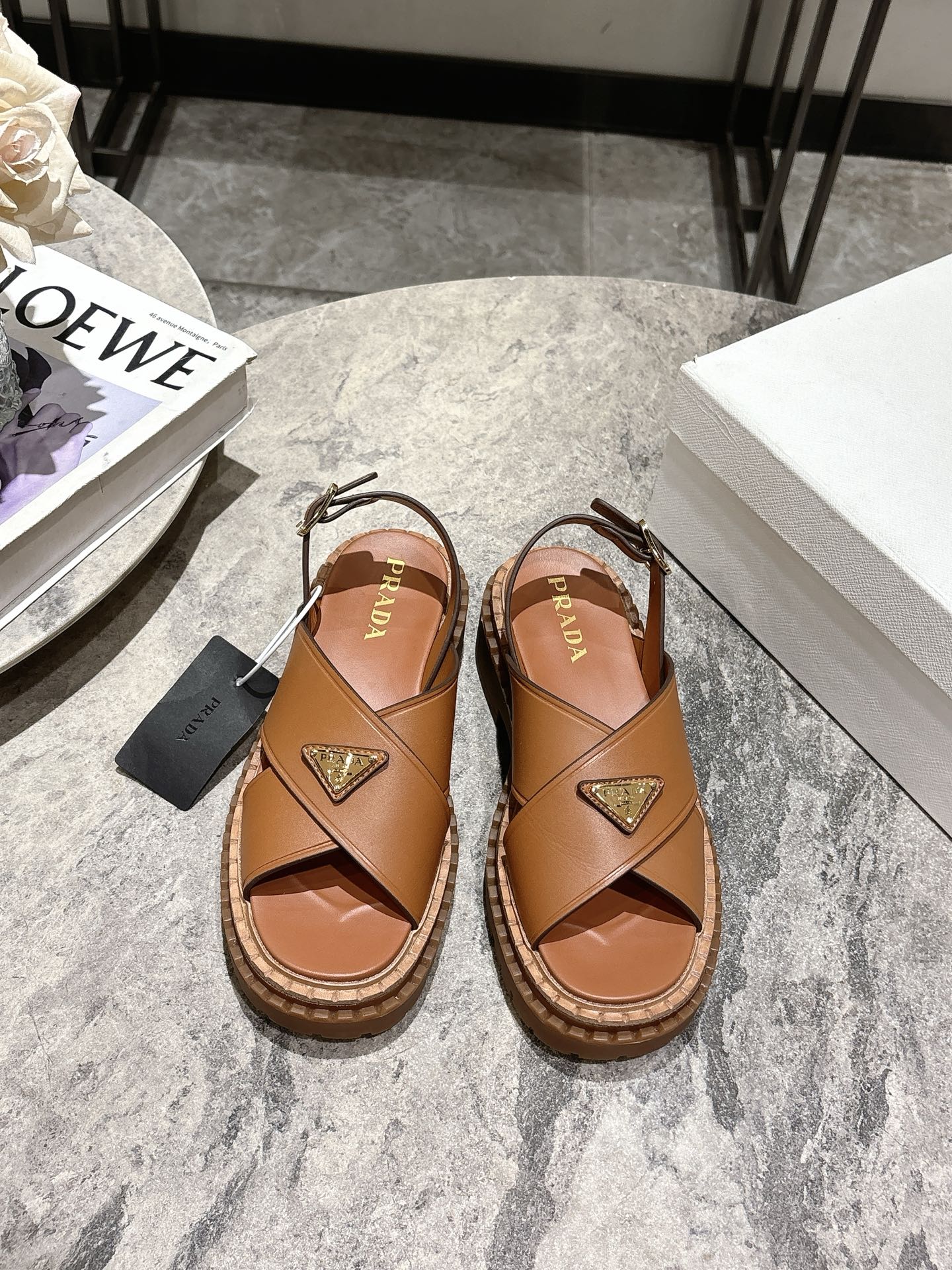 NO:494031,Top quality prada fw25 new arrival~ Prada 2025 women's new Roman open-toe cross sandals The rhythm of the counter being out of stock as soon as it is on. There are so many internet celebrity fashion bloggers planting grass. It is really comfortable to put on the feet. Delicate and comfortable and not monotonous [Love] IP foam soft upper sheepskin lining/footpad original TPU filling sole Original oil edge craft leather edge strip Size: 35-39 (40 41 custom made no return or exchange), sandals, prada, prada, sandals, sheepskin19860909顶级品质 prada fw25 new arrival～ 普拉达2025女士新款罗马露趾交叉凉鞋 专柜一上就断货的节奏 超级多的网红时尚博主种草 上脚真的太舒服了 细腻舒适又不单调[爱心] IP发泡软鞋面 羊皮内里/垫脚 原版TPU灌注大底 原版油边工艺真皮沿条 Size: 35-39 (40 41订做不退换）,凉鞋,prada,prada,sandals,sheepskin,Women's Shoes