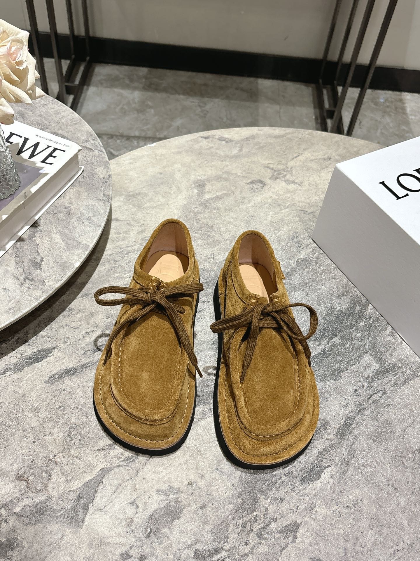 NO:493969,Female Men's 20, LOEWE Rowell 25ss latest couple kangaroo shoes/thick sole old Qianfeng Loafers Fabric: High mercerized velvet imported transparent dyed cowhide Outsole: Original open molded outsole (rubber sole) Size: 35-39 40-44 (Female 40 Men's 45 customized without return), Loafers, loewe, loafers, cowhide19860909女 男20, LOEWE罗威尔 25ss最新情侣款袋鼠鞋/厚底老钱风乐福鞋 面料: 高丝光绒 垫脚进口透染牛皮 大底: 原版开模大底（橡胶底） 码数:35-39 40-44（女40 男45定制不退换）,乐福鞋,loewe,loafers,cowhide,Women's Shoes