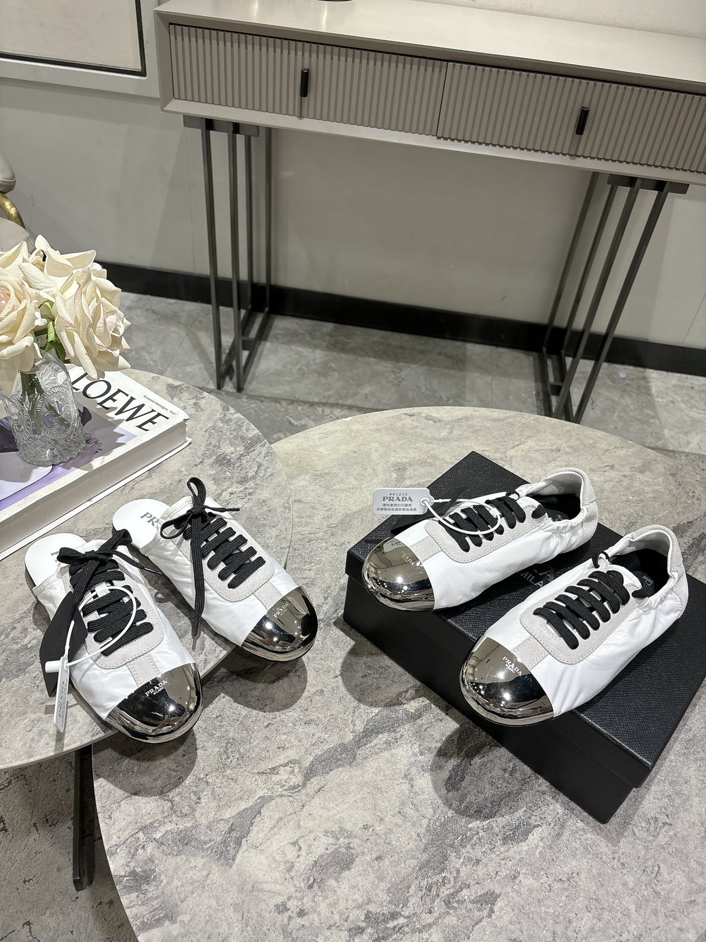 NO:494013,Semi-touch, single shoes; Prada Prada spring and summer show thin-soled German training shoes for women 25ss show style with the highest outbound rate. Suede upper has texture, sheepskin wrapped inside, soft and glutinous. Thick insoles lambskin, extremely comfortable to put on, supportive and well wrapped. Shoe-shaped wrapping feels full, light and easy to wear, a practical casual shoe, original TPU sole, electroplated toe Size35-39 (40 41 custom made without return), semi-touch single shoes, prada, prada, sheepskin, chamois leather19860909半拖, 单鞋； Prada 普拉达春夏秀款薄底德训鞋女 25ss秀款出境率最高的单品 鞋面麂皮有肌理感,内里羊皮包裹,软软糯糯的 鞋垫加厚小羊皮,踩上去无比舒适,有支撑感,又包裹得很好的感觉 鞋型包裹感十足,轻便好穿实用的一款休闲鞋,原版TPU大底 电镀鞋头Size35-39（40 41订做不退换）,半拖单鞋,prada,prada,sheepskin,chamois leather,Women's Shoes