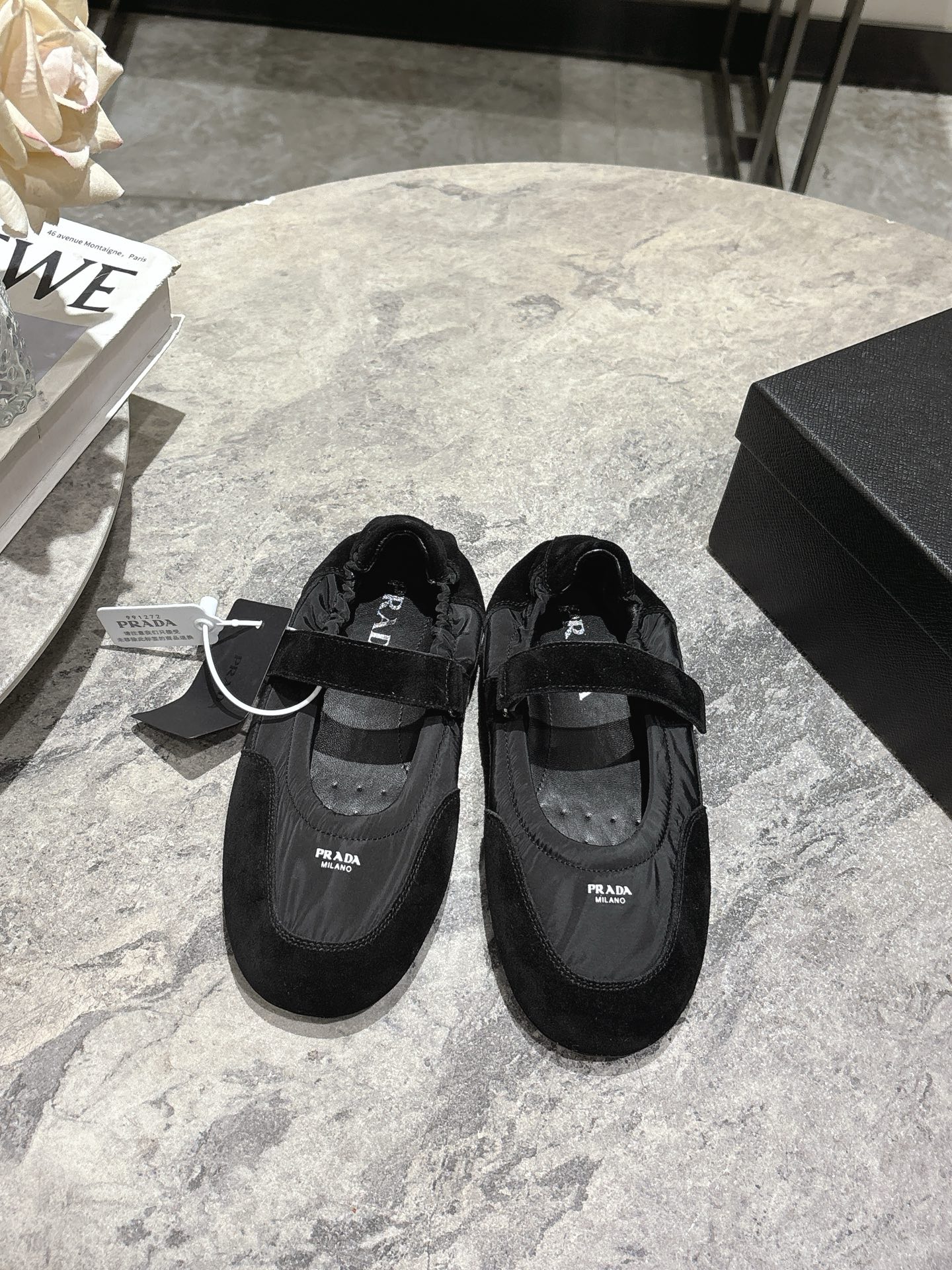 NO:494009,, Prada Spring and Summer Show thin-soled Velcro Trial Training Shoes for women 25ss Show style with the highest outbound rate Suede upper textured, wrapped in sheepskin inside, soft and glutinous Insole thickened lambskin, extremely comfortable to put on, supportive and well wrapped. Shoe-shaped wrapping feels full, light and easy to wear, a casual shoe that is original TPU sole Size35-39 (40 41 customized, non-return and exchange), single shoes, prada, prada, sheepskin, chamois leather19860909, Prada 普拉达春夏秀款薄底魔术贴德训鞋女 25ss秀款出境率最高的单品 鞋面麂皮有肌理感,内里羊皮包裹,软软糯糯的 鞋垫加厚小羊皮,踩上去无比舒适,有支撑感,又包裹得很好的感觉 鞋型包裹感十足,轻便好穿实用的一款休闲鞋,原版TPU大底 Size35-39（40 41订做不退换）,单鞋,prada,prada,sheepskin,chamois leather,Women's Shoes