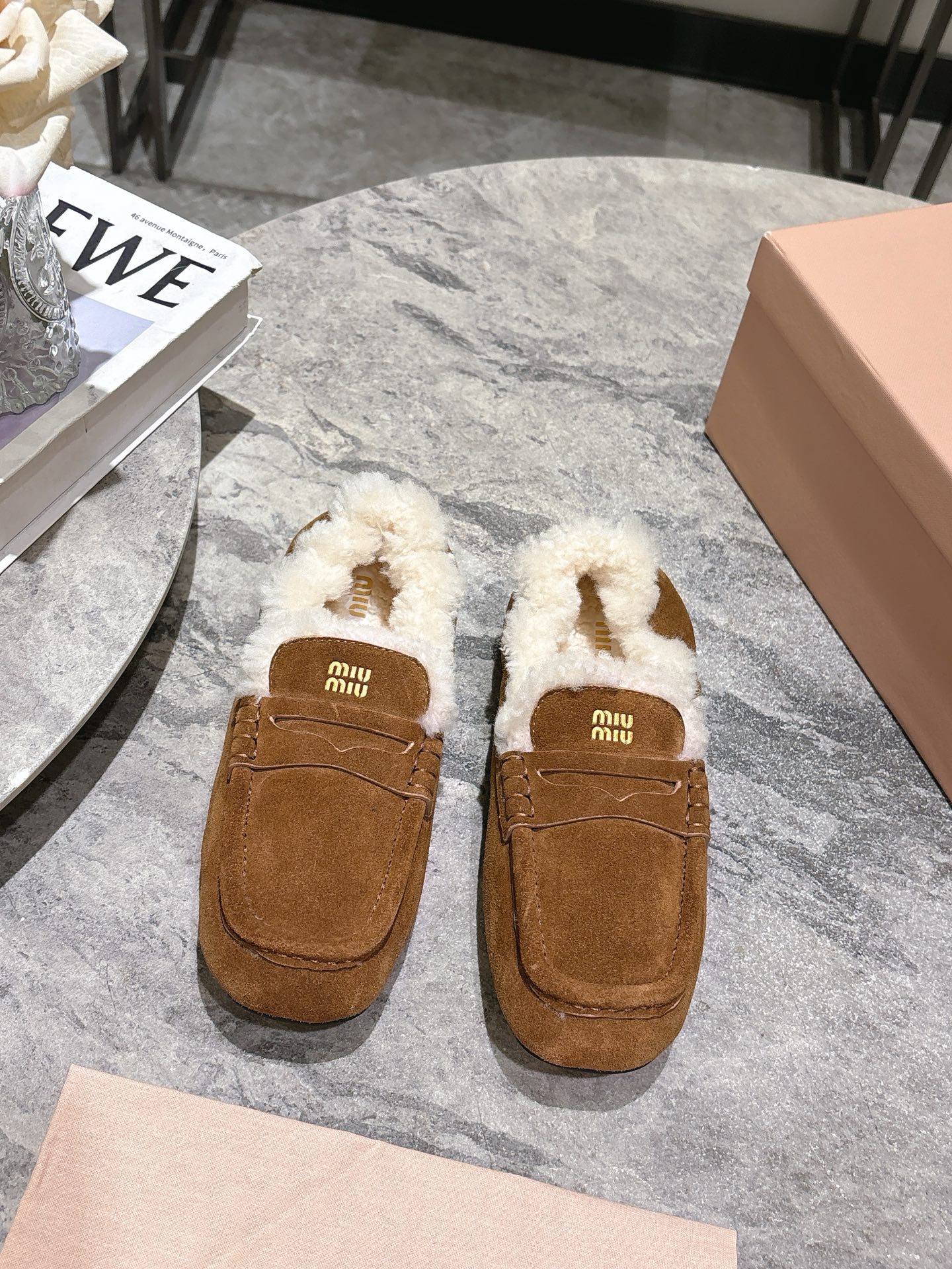 NO:467619,, MiuMiu/Miu Miu 2025ss autumn and winter catwalk style one-legged driving shoes plus fur loafers fur shoes This timeless reverse velvet leather driving shoes are decorated with embossed Miu logo, showing a unique classic style. It is very comfortable and stable to wear, and it can be salty or sweet. Customized upper imported high mercerized beef reverse velvet, imported sheep curls, sole ZP open mold rubber outsole, size 35-39 (40 customized), loafers fur shoes, miumiu, loafers19860909, MiuMiu/缪缪2025ss秋冬走秀款一脚蹬驾车鞋加毛乐福鞋毛毛鞋 这款永不过时的反绒皮驾车鞋饰有压花Miu徽标,彰显别具一格的经典格调. 上脚非常舒服超级稳·搭配还是可咸可甜 鞋面定制进口高丝光牛反绒 内里进口羊卷毛 鞋底ZP开模橡胶大底 码数35-39（40定制）,乐福鞋毛毛鞋,miumiu,loafers,Women's Shoes