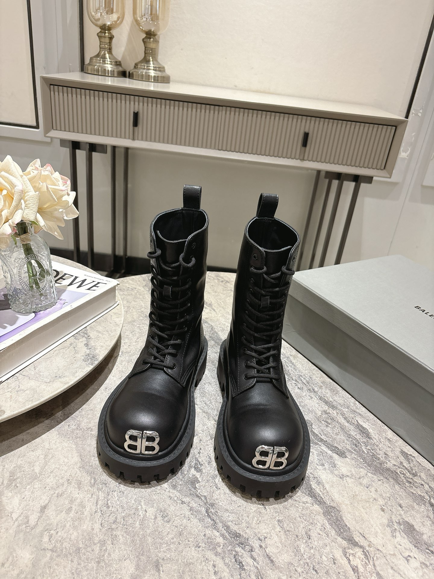 NO:592672,BALENCIAGA Balenciaga's new Stomper Derby big-toe short boots. These boots are simply the dark horse in this year's fashion circle. The exaggerated big-toe design makes people fall in love with them at first sight!  When I first saw it, I was attracted by the big B logo/beautiful colorful accessories. It’s so recognizable!  Wear it, whether paired with skinny jeans or wide-leg pants, you can easily control it and look extremely fashionable!  The double B decorative buckle is made of pure copper hardware and is hand-inlaid. The fabric is original full-grain cowhide. The inner foot pad is water-dyed cowhide. The sole is original rubber outsole. Size 35-39 (40 customized, non-returnable and non-exchangeable). Boots, balenciaga, balenciaga, tom ford, boots, jeans, cowhide19860909BALENCIAGA 巴黎世家 新款 Stomper Derby 大头短靴 这双靴子简直是今年潮流圈的黑马,夸张的大头设计,让人一眼就爱上！ 第一眼看到它,就被那双大大的B字logo/漂亮的五彩饰品吸引了,太有辨识度了吧！ 穿上它,无论是搭配紧身牛仔裤还是阔腿裤,都能轻松驾驭,时尚感爆棚！ 双B装饰扣采用纯铜五金手工镶嵌制作 面料原版全粒面牛皮 内里垫脚水染牛皮 鞋底原版橡胶大底 码数35-39（40定做不退不换）,靴子,balenciaga,balenciaga,tom ford,boots,jeans,cowhide,Women's Shoes