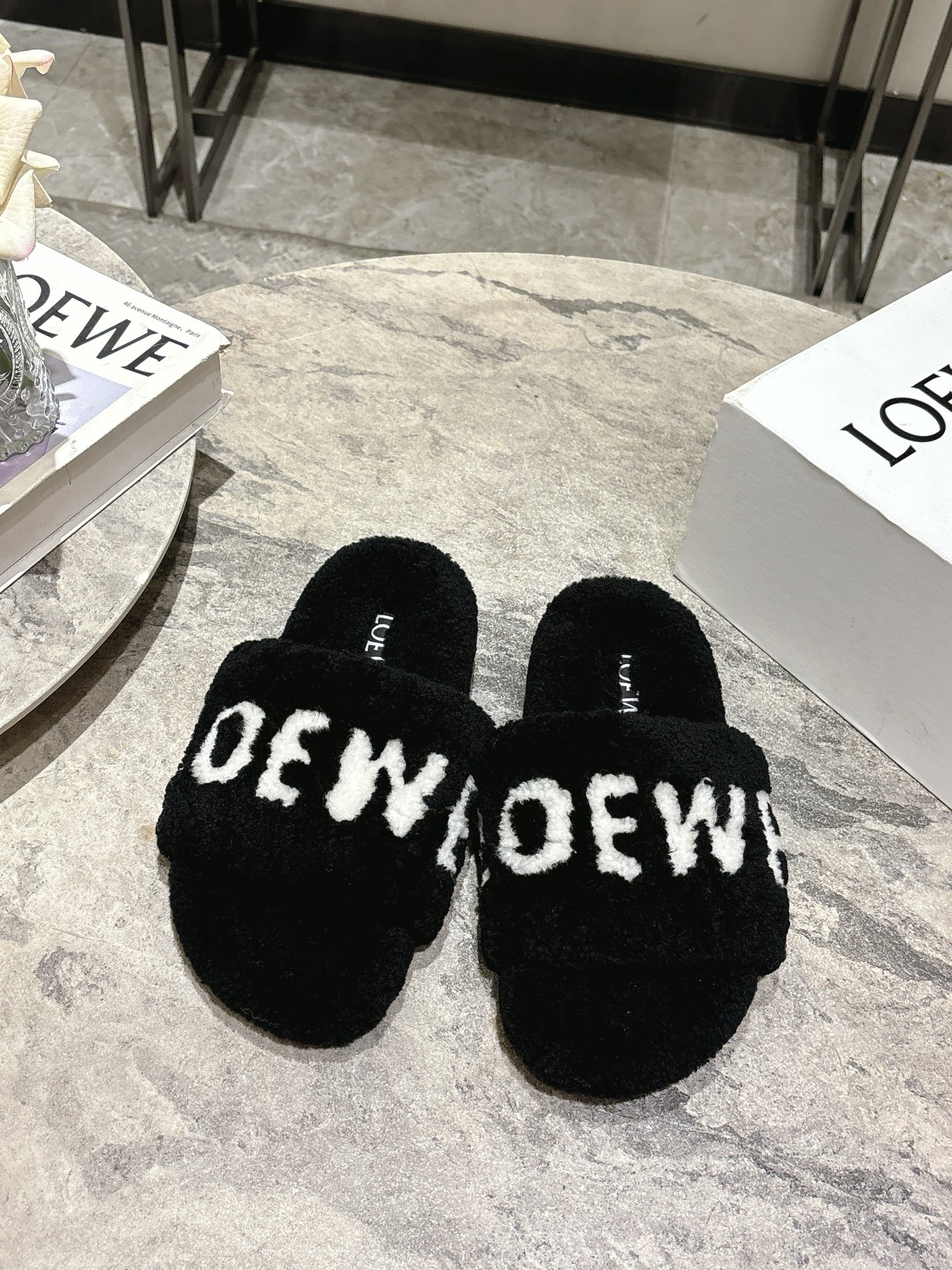 NO:467661,LOEWE Classic Autumn and Winter Letter Fur Slippers There are so many beautiful shoes in this season. This wool drag really makes me unable to extricate myself. It's so cute~ The furry wool is made of imported A-grade wool from Europe. We are the same as the original. All of them use pure wool and there is no artificial wool at all!  For the bottom, we chose the same TPU material as the original version. The negative film is wear-resistant and non-slip!  !  Size 35-39 (customized for 40.41), fur shoes and slippers, loewe, slippers19860909LOEWE罗威尔经典秋冬字母毛毛拖鞋 这季节美鞋太多这款毛拖 真的是让我无法自拔真太可爱了～ 毛茸茸的羊毛是选用欧洲进口A级羊毛 我们做到与原版一致满鞋 全部采用纯羊毛一点人造毛的成分都没有！ 大底我们选用的是与原版一样的TPU材质 底片耐磨防滑！！ 码数35-39（40.41定做),毛毛鞋拖鞋,loewe,slippers,Women's Shoes