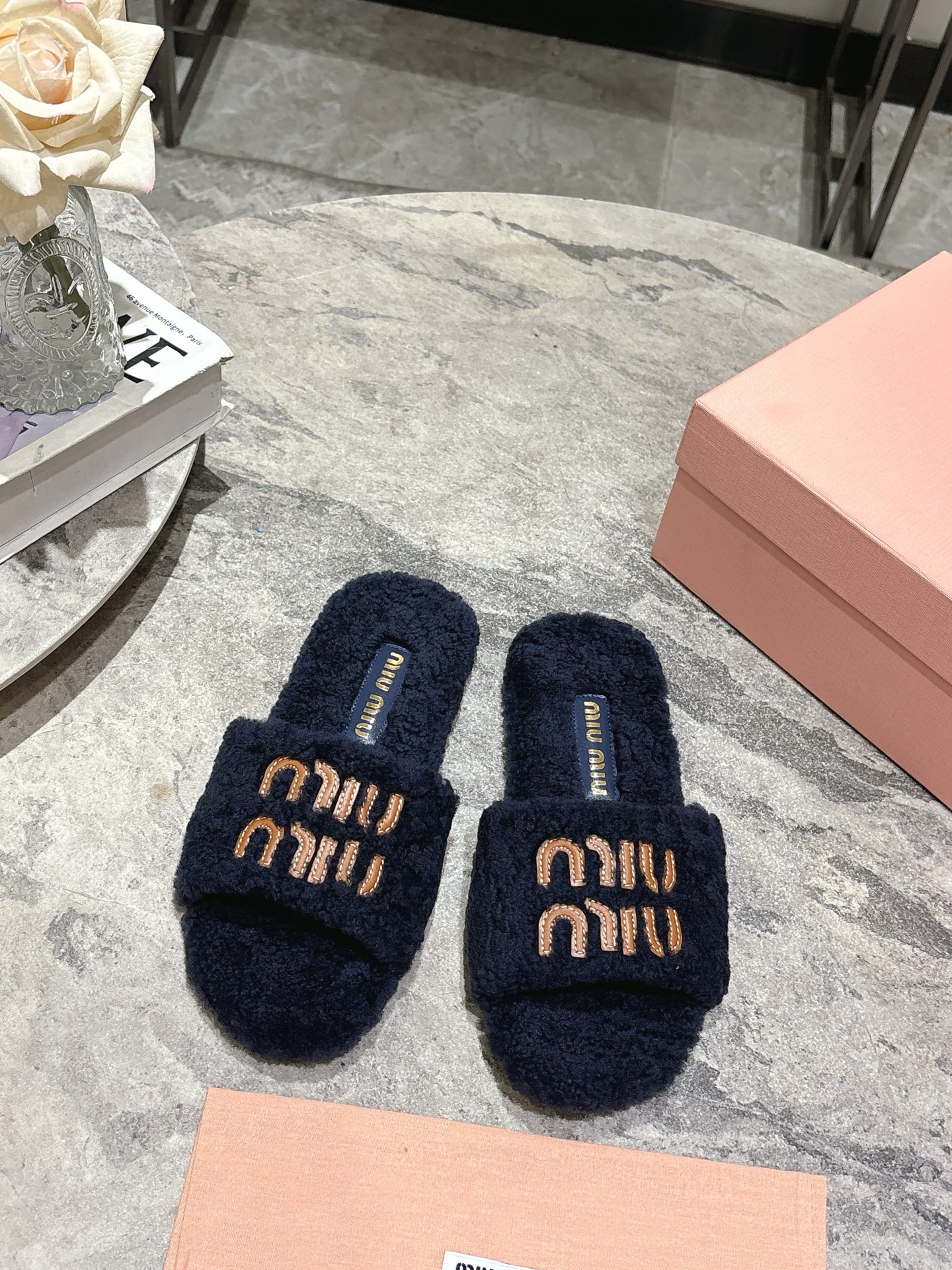 NO:467654,MiuMiu Miu's latest fur slippers in autumn and winter~ Miu's family has also released a lot of these pairs of fur drags this year, and they look very good!  The leather is very high-end. It is perfect with autumn and winter denim shorts. It has fashion elements and the upper surface is very noble. It always shows the feminine fashion charm when worn. It is fashionable but not overly ostentatious. MIUIMIUI letter buckle is so beautiful. The inner foot pads are really wool. Original non-slip sole Size35-39 (customized for 40), fur shoes and slippers, miumiu, slippers, shorts19860909MiuMiu缪缪秋冬最新款毛毛拖鞋～  Miu家今年也是出了不少 这双毛拖也好好看！皮质的就是非常高级呀 搭配秋冬的牛仔短裤 简直就是完美呀 大爱款,有时尚元素,鞋面外表 贵气感十足 穿上它总能展现女性时尚韵味 时尚却不过分张扬 MIUIMIUI字母扣实在太美 鞋面内里垫脚真羊毛 原版防滑大底Size35-39(40定做),毛毛鞋拖鞋,miumiu,slippers,shorts,Women's Shoes