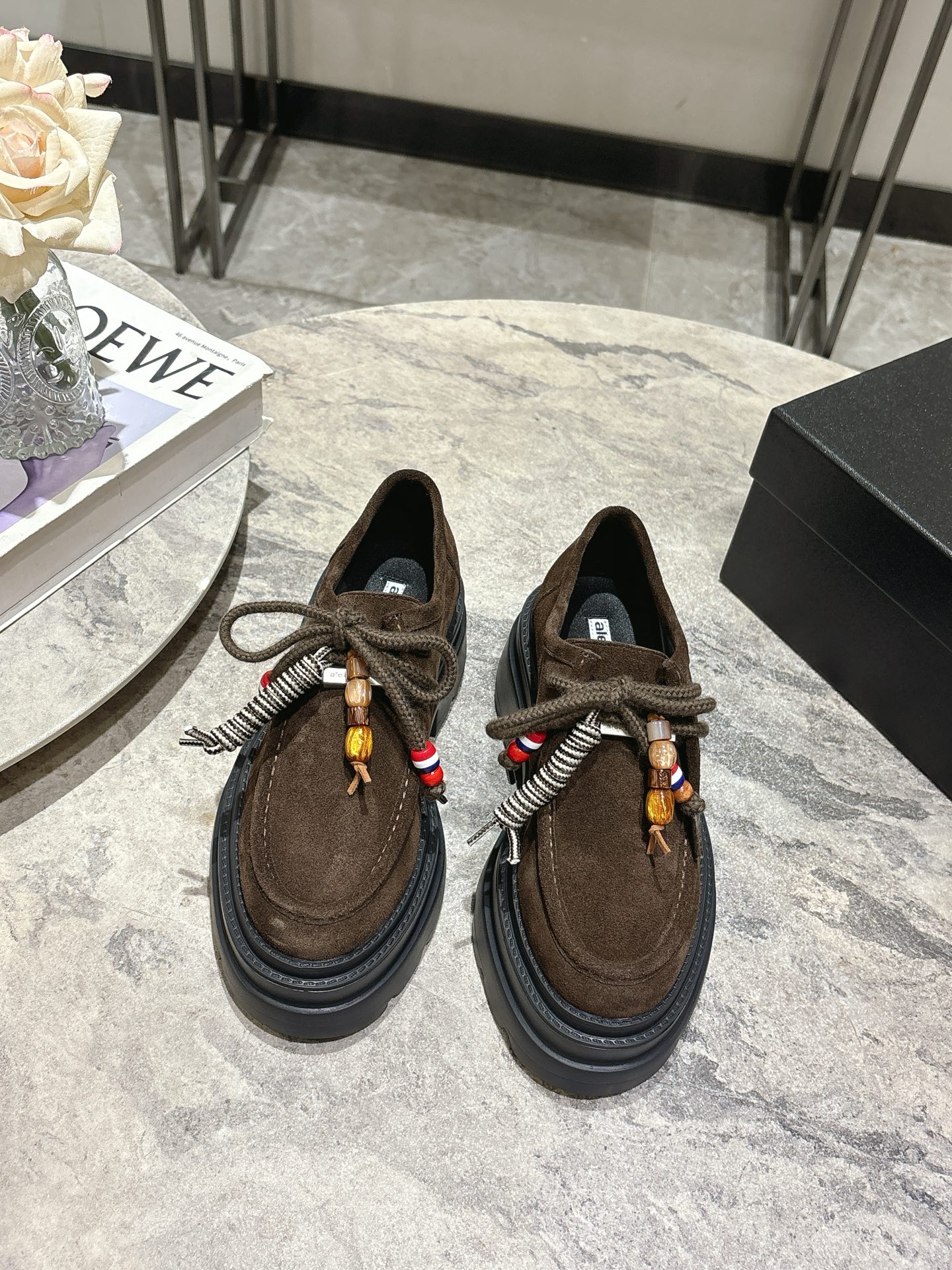 NO:467668,Alexander Wang aw carter Alexander King Sponge cake thick-soled loafers Jennie King These thick-soled loafers are amazing. The same loafers come from the King of Pressure Mountain HaileyBieber!  This pair of stock trading artifacts is coming. Compared with the previous old models and your family's taller and thinner, they are both low-key and useless colors. Bright Pipi Ge is paired with the iconic brand metal logo, and the 5cm thick bottom design can easily have long legs!  Upper ox back velvet inner sheepskin outsole foam outsole heel height 5cm Size: 35-40 (40 custom made without return), loafers, alexander wang, cartier, loafers, sheepskin19860909Alexander Wang aw carter亚历山大王 松糕厚底乐福鞋 Jennie 大王这双厚底乐福鞋好绝,同款乐福鞋来自压力山大王 HaileyBieber撞鞋！这双炒股神器就是来袭 新款相比之前的老款和你家的显高显瘦,都是低调白搭的配色 亮皮皮哥搭配标志性的品牌金属徽标,加上5cm厚底设计轻松拥有大长腿！ 鞋面牛反绒 内里羊皮 大底发泡大底 跟高5cm Size:35-40（40 定制不退换）,乐福鞋,alexander wang,cartier,loafers,sheepskin,Women's Shoes