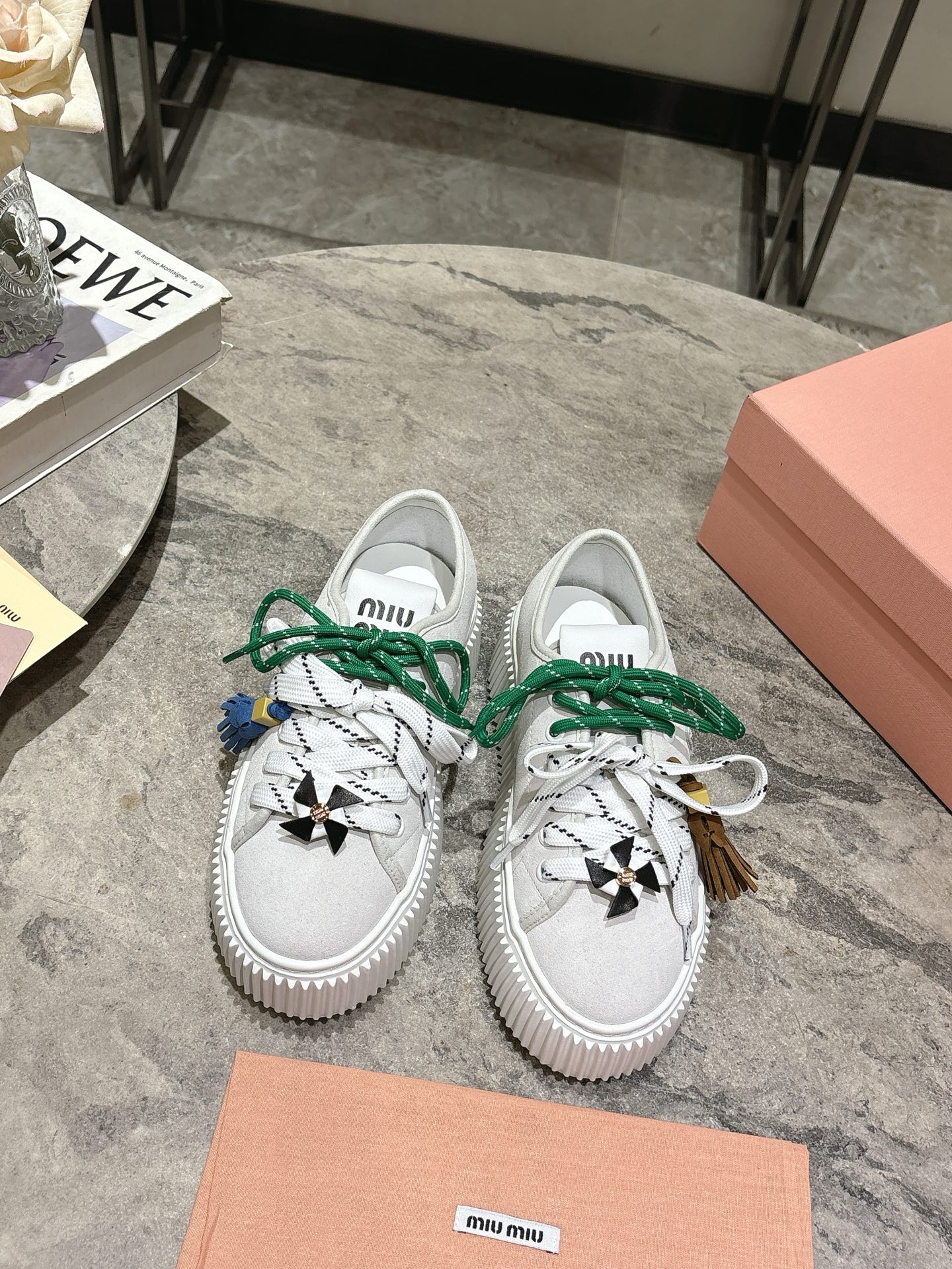 NO:467638,MiuMiu Miu Spring and Summer Show Cookies Shoes, Thick-soled Shoes, Casual Shoes, Woman Shoes, Many Celebrities, Simple Sports Shoes Design, Recognizable Tongue, Create a Buddhist and sweet casual style~~The aura on the feet is very casual, long skirts, shorts, shorts, wear a unique style. Use imported cowhide, cowhide foot pads/wool inner lining, IP foam sole 4.5CM height Size35-39 (40 customized), casual shoes/sports shoes, miumiu, sneakers, skirts, shorts, cowhide19860909MiuMiu缪缪春夏走秀款饼干鞋 厚底鞋 休闲鞋毛鞋 超多明星网红种草 简约的运动板鞋设计,极具辨识度的鞋舌,打造佛系甜美的休闲风~~上脚气场十足随意搭配,长裙,短裙,短裤,穿出与众不同的风格 选用进口牛皮面 牛皮垫脚/羊毛内里,ip发泡大底4.5CM高度Size35-39(40定做),休闲鞋/运动鞋,miumiu,sneakers,skirts,shorts,cowhide,Women's Shoes