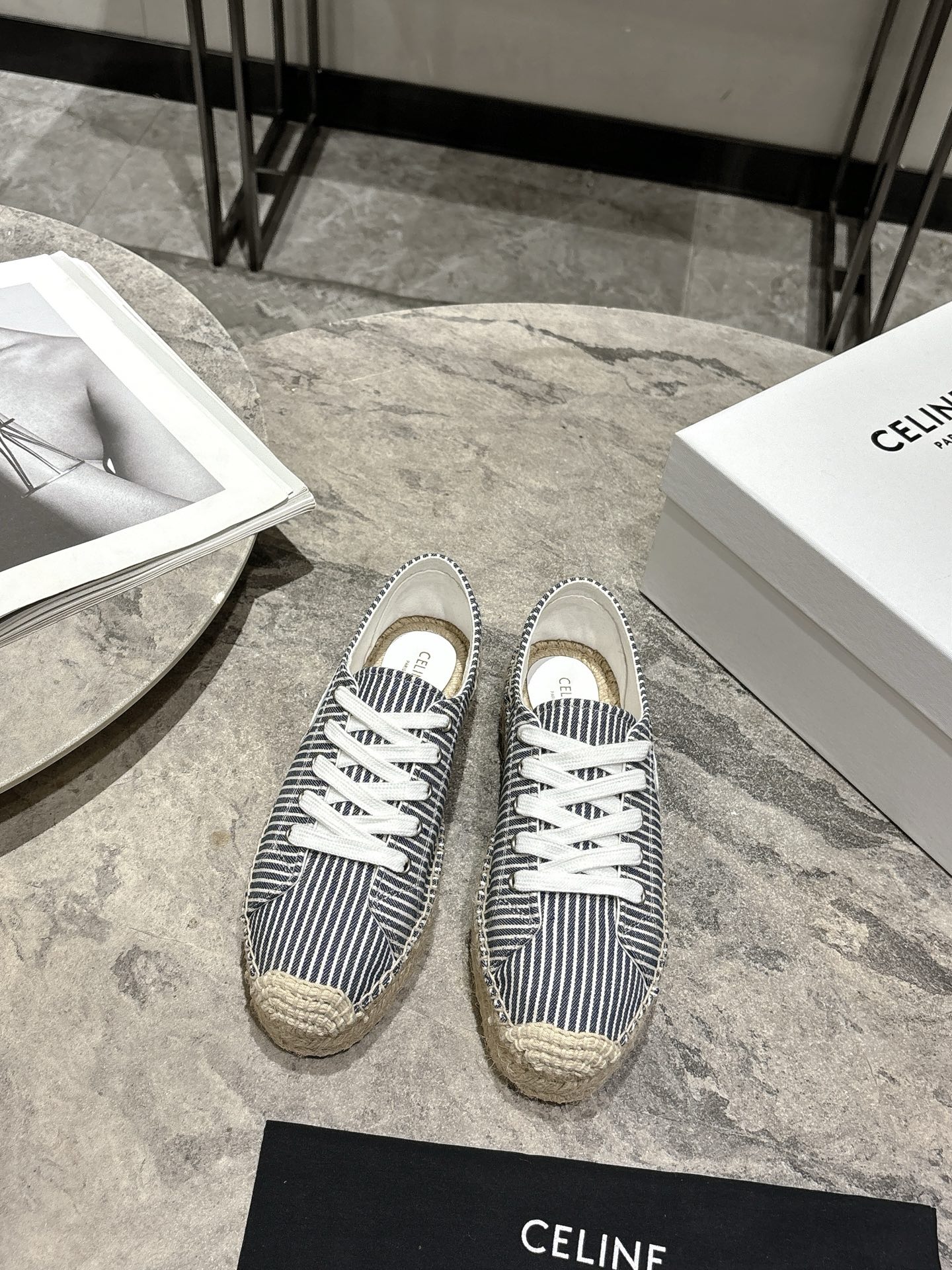 NO:469505,, CELINE CELINE RUNNER CR-03 sports shoes tongue and back top are decorated with CELINE logo sports shoes side gravure CR-03 words imprinted on the back top and side of the shoe CELINE logo thick-soled bread shoes 2025 spring and summer new women's Arc de Triomphe logo lace-up simple and comfortable, clean and neat, increasing height and making legs thin. Whether it is single or paired with wide-leg pants, high street and retro, let's make CELINE girls. The upper is original fabric, inner lining, original inner lining, 11 sizes 35-40 (40 customization, no return or replacement), casual shoes/sports, celine, celine, sneakers19860909, CELINE思琳赛琳CELINE RUNNER CR-03运动鞋鞋舌和鞋后帮饰有CELINE标志运动鞋侧面凹印CR-03字样 鞋后帮和侧面压印CELINE标志厚底面包鞋2025春夏新款女凯旋门徽标系带简单舒服,干净利落,增高显腿细,无论是单穿还是搭配阔腿裤,高街又复古一起来做CELINE女孩 鞋面原版布面 内里原版内里 大底原版11 码数35-40（40定制不退不换）,休闲鞋/运动鞋,celine,celine,sneakers,Women's Shoes