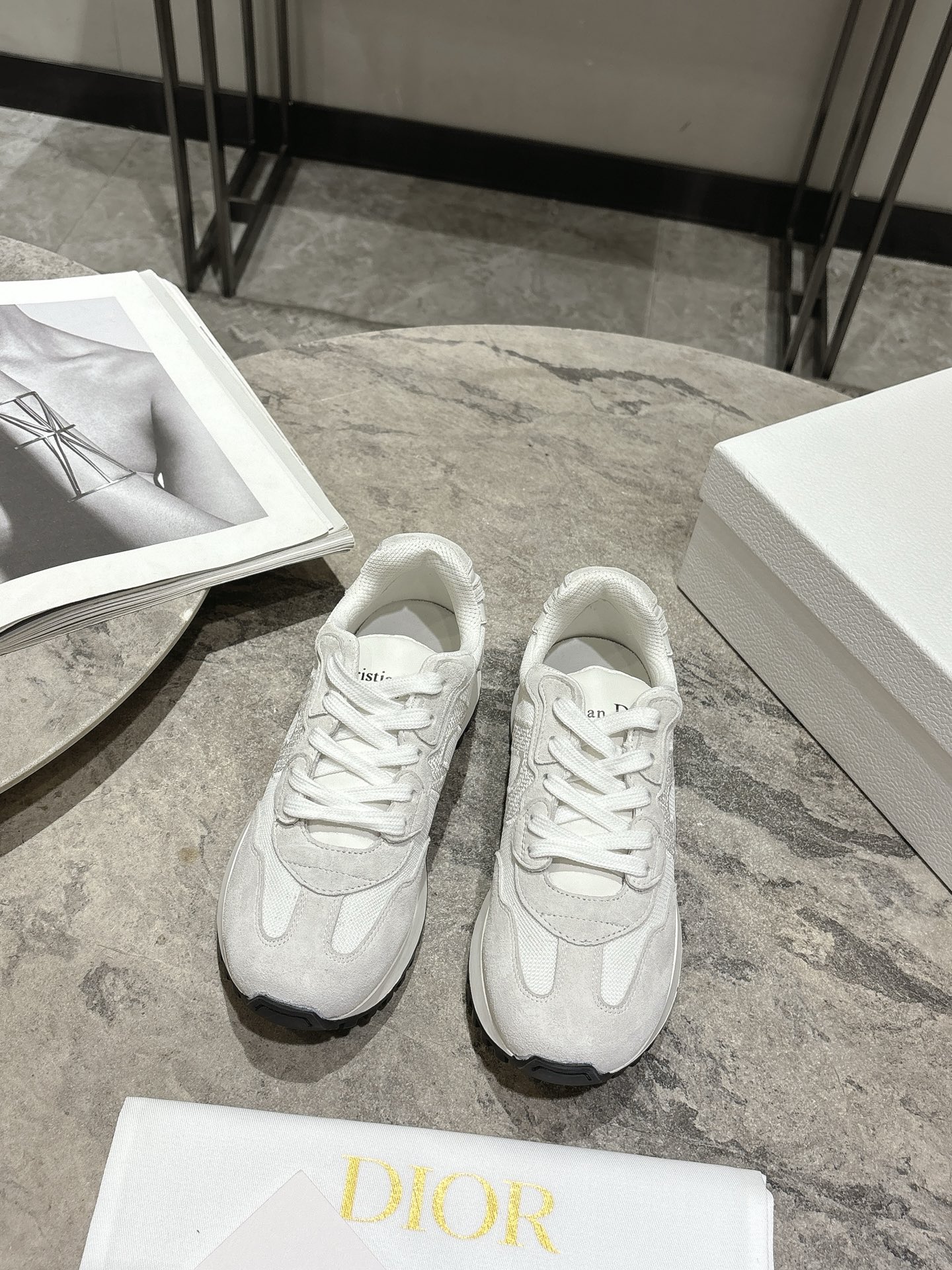 NO:469451,Dior's latest couple's catwalk casual Forrest Gump shoes, sports shoes, many celebrity celebrity grass, Taikoo Hui RMB8 purchased and developed, perfect replica 'Made of suede leather and mesh fabric, light and breathable. The CD letters on the sides are very Dior-recognizable, and the sporty style design blends the details of the tassels and adds a hint of elegant temperament. The original high mercerized fabric is complex spliced. The original mold opening combination sole Size35-39 40-44 (for women 40 men 45 custom made), casual shoes/sports shoes, dior, dior, sneakers, cowhide19860909Dior 迪奥最新情侣款走秀款休闲阿甘鞋 运动鞋 超多明星网红种草 太古汇RMB8购入开发 完美复刻 ‘以绒面牛皮革和网眼织物制作,轻盈透气.侧边的CD字母非常有Dior辩识度,运动风设计融合流苏细节也增添了一丝优雅气质 原版高丝光面料复杂拼接 原版开模组合大底 Size35-39 40-44(女40 男45定做),休闲鞋/运动鞋,dior,dior,sneakers,cowhide,Women's Shoes