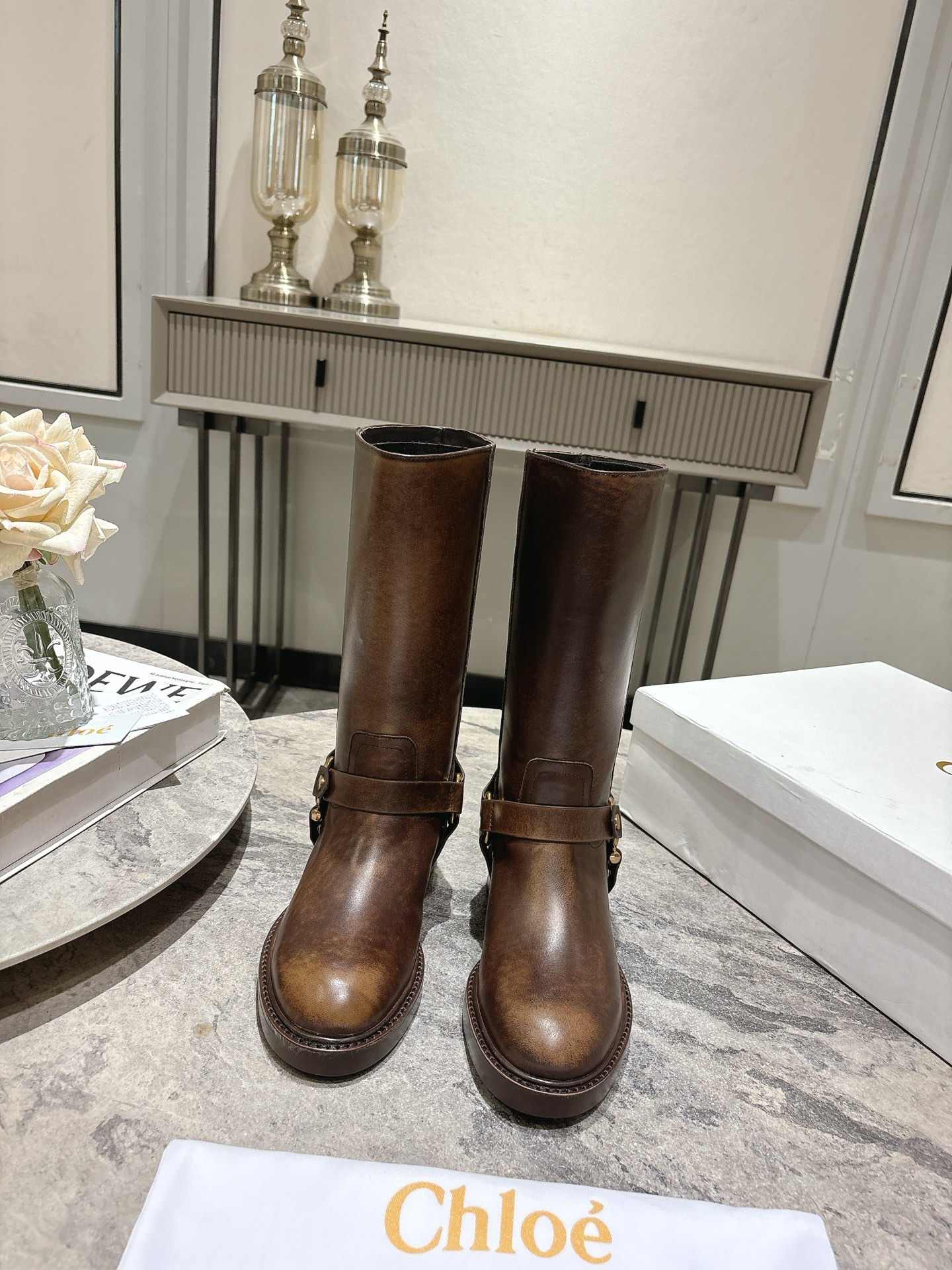 NO:467646,Chloe Chloe Knight Boots Slim-looking Boots, Gospel of Thick Legs, same style as celebrities #Sweet and cool style outfit, close your eyes and don’t step on the thunder!  The design of one foot is super convenient, matched with jeans, short skirts, suit pants... It is a fashionable and stylish no matter how you wear it, the fabric is imported retro polished cowhide, the inner water dyed cowhide + cowhide footbed, heel 4.5 heel high, the sole Italian leather sole + injection rubber sole, the packaging original brand packaging, size 35-39 (40 custom made) standard size, boots, chloe, loewe, boots, skirts, jeans, business suit, cowhide19860909Chloe克洛伊骑士靴 显瘦神靴 粗腿福音 明星同款 #甜酷风穿搭 闭眼入不踩雷！一脚蹬设计超方便,搭配牛仔裤、短裙、西装裤... 怎么穿都是飒气时髦精 面料进口复古擦色牛皮 内里水染牛皮里+牛皮垫脚 鞋跟4.5跟高 鞋底意大利真皮底+注塑橡胶底 包装原版品牌包装 尺码35-39(40定做)标准码,靴子,chloe,loewe,boots,skirts,jeans,business suit,cowhide,Women's Shoes