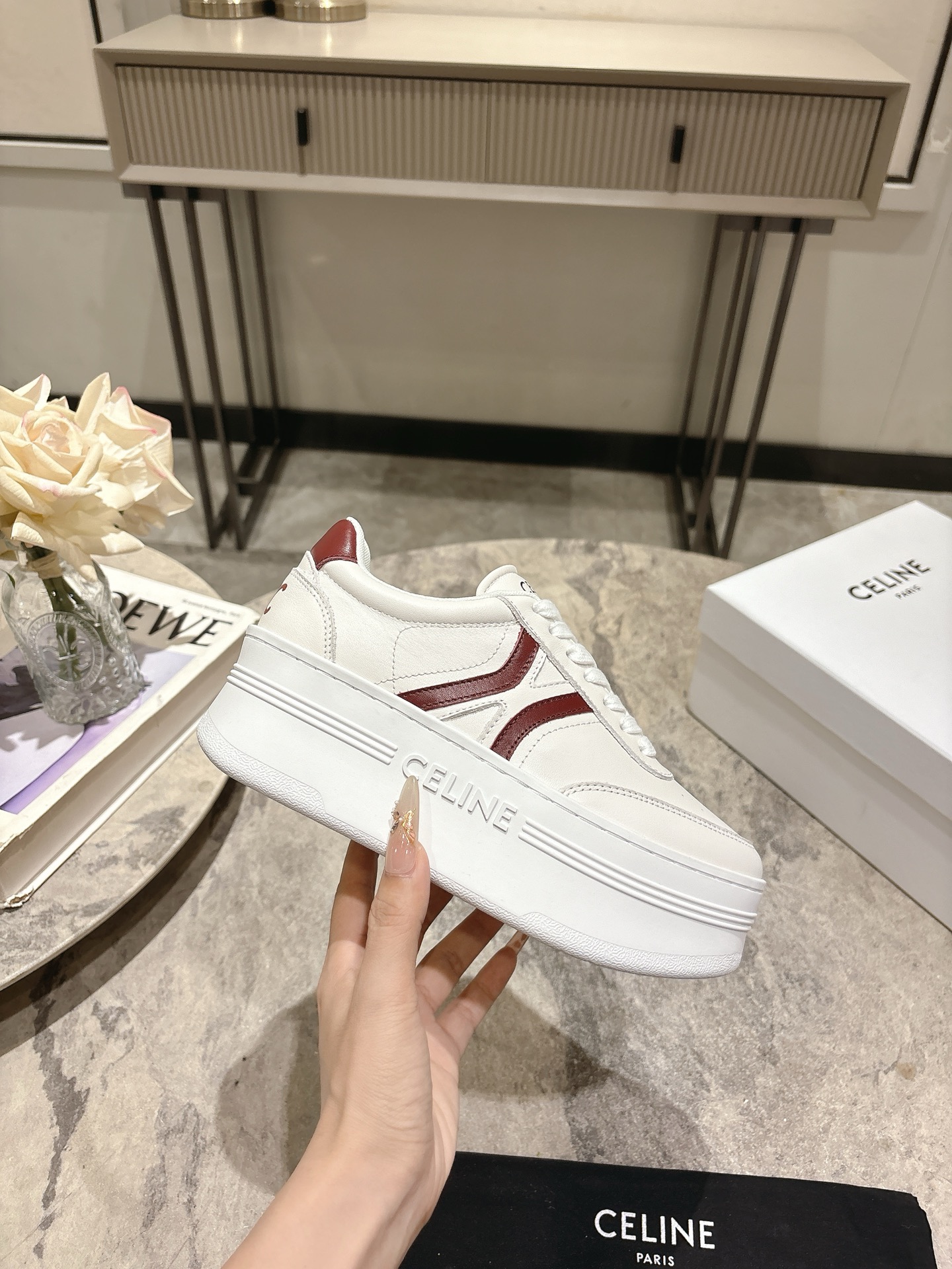 NO:467739,Thin sole thick sole Celine 25 autumn and winter new classic thick sole casual white shoes, one of the most popular items!  Liu Wen Yang Mi Lisa is the same style, gorgeous and practical, and its texture is in line with the seemingly contradictory style of casual and gorgeousness. The leather parts and accessories are all based on luxury, from leather bags to luxury. This pair of casual, street-like feels, always lacks a pair of small white shoes in the shoe cabinet, and this small white shoes are the best choice this year. Unlike the streets, CELINE small white shoes have its own unique design. The leather upper is very easy to manage, unique and unique. The LOGO on the side and heel makes it simple and uneven, a perfect pair of small white shoes~ Size: 35-39 (40.41 custom-made non-return and exchange), casual shoes/sports shoes, celine, sneakers19860909薄底 厚底 Celine 思琳25秋冬新品经典厚底休闲小白鞋 最火单品之一！刘雯 杨幂 lisa同款,华丽又实用,本身的质感符合休闲华丽这个看似矛盾的风格,而其皮件及配件从皮包,到都在奢华的基础上突出实用主义.这双休闲,充满街头感的一双,鞋柜里永远都缺一双小白鞋,而今年这款小白鞋是不二之选.与烂大街的不同,CELINE小白鞋有它自己独特的设计,皮革鞋面非常好打理,独出心裁,别具一格,侧面与后跟的LOGO让他简单又不失调性,完美的一双小白鞋~ 码数:35-39（40.41定做不退换）,休闲鞋/运动鞋,celine,sneakers,Women's Shoes