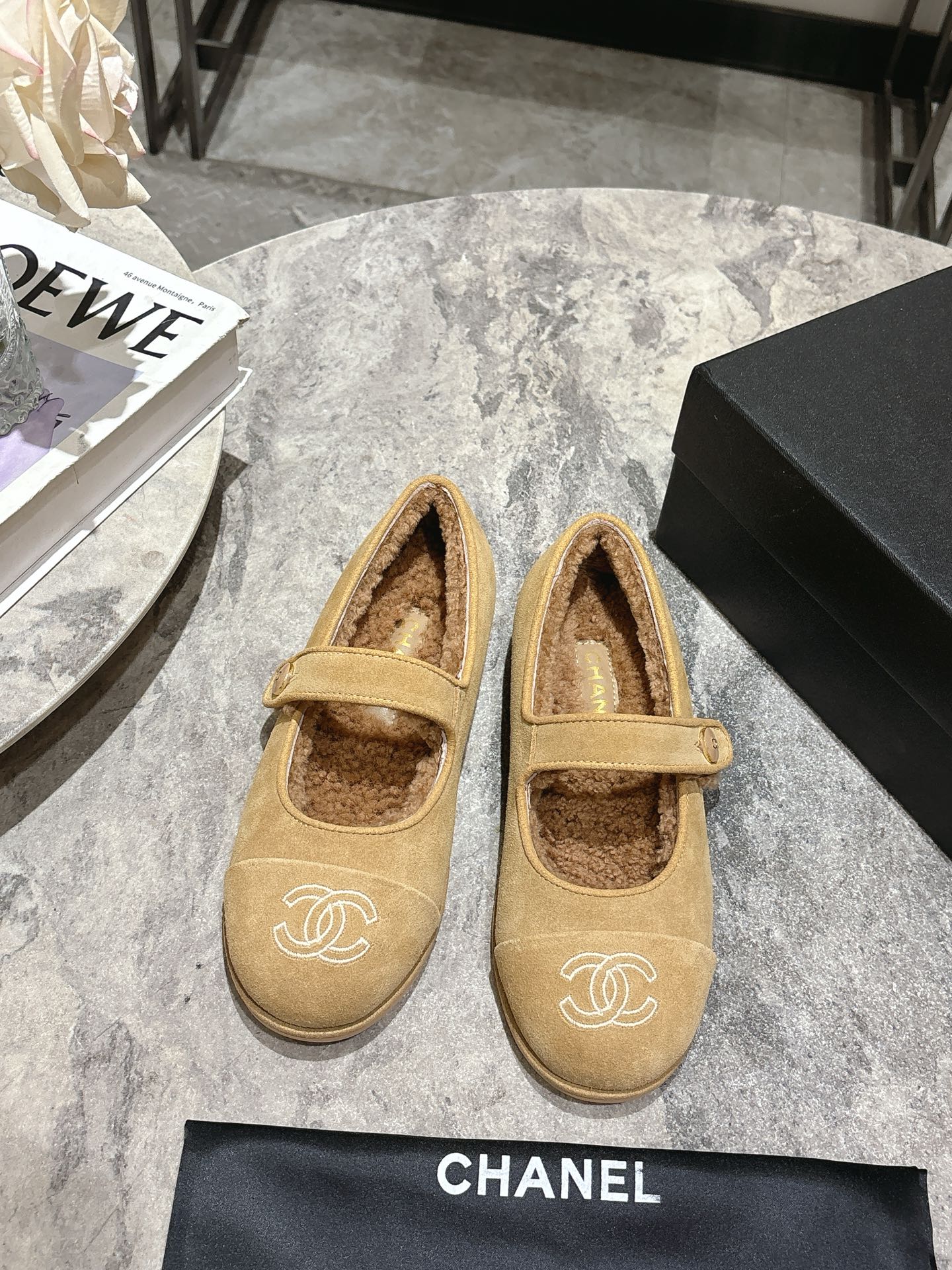 NO:467626,chane…l new arrival~ Xiaoxiang autumn and winter new mao fur loves shoes. The upper is paired with double C-buckle logo letter buckles, which looks very good. The ox reverse velvet leather material has a good texture. The sole is genuine leather material, the edge of the leather, the inner wool is very soft. The shoe shape looks slim and cute!  A versatile style, closed eyes, original 3 colors for sale size 35-39 (customized for 40), fur shoes, chanel, loafers19860909chane…l new arrival～ 小香秋冬新品毛毛乐福鞋 鞋面搭配双C扣logo字母饰扣,超好看呀 牛反绒皮材质,质感很好 鞋底真皮材质,真皮沿边 羊毛内里 很柔软 鞋型显瘦 还可可爱爱 ！ 百搭的气质款,闭眼入 原版3色发售 size 35-39(40定做),毛毛鞋,chanel,loafers,Women's Shoes