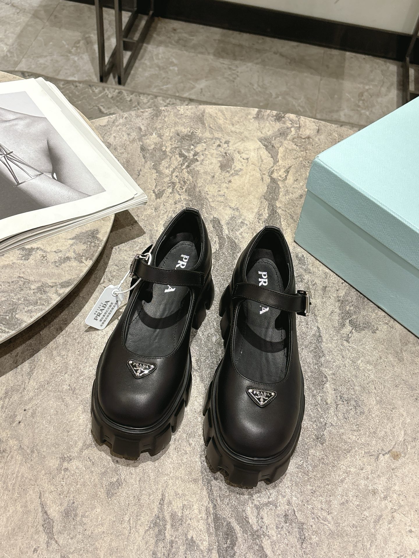 NO:467604,Prada 25Fw Latest Monolith Mary Jane Shoes Triangle buckle thick-soled leather shoes Loafers The geometric design and bold silhouette of the iconic Monolith shoes give this Mary Jane Shoes a new style. The mix-and-match style shoes combine classic lines and bold details, inspired by the inherent duality of Prada's aesthetics. The upper is equipped with a strap and a metal buckle, and the coated metal triangle logo. The retro and fashionable avant-garde wheel-toothed thick-soled sole with cowhide upper makes the whole pair light and comfortable. Bright colors satisfy the variety of choices of fashionable people in different styles!  The iconic logo print is paired with the ancient beach sandals, and every design element is on the trendy point!  Make the whole pair of shoes light and comfortable, bright colors satisfy a variety of choices for fashionable people in different styles!  Upper two-color cowhide/high-end cow velvet inner foot pad cowhide original sole open mold IP foam rubber outsole bottom thickness 5cm size 35-39 (40.41 custom made without return or exchange), Mary Jane, prada, prada, loafers, sandals, mary jane, cowhide19860909Prada 普拉达 25Fw最新Monolith 玛丽珍鞋 三角扣厚底小皮鞋乐福鞋 标志性Monolith鞋履的几何设计和大胆廓形为此款玛丽珍鞋赋予全新风格.混搭风格的鞋履结合经典线条和大胆细节,灵感源自 Prada美学内在的二元性.鞋面配有饰带和金属搭扣 涂珐琅金属三角形徽标 复古时髦前卫的轮齿厚底鞋底搭配牛皮鞋面让整双鞋轻便舒适 鲜艳色彩 满足不同风格时髦人士的多种选择！标志性logo印花搭配古沙滩凉鞋造型,每一个设计元素都踩在时髦点上！ 让整双鞋轻便舒适 鲜艳色彩 满足不同风格时髦人士的多种选择！ 鞋面双色牛皮/高级牛反绒 内里垫脚牛皮 鞋底原版开模IP发泡橡胶大底 底厚5cm 码数35-39（40.41定做不退换）,玛丽珍,prada,prada,loafers,sandals,mary jane,cowhide,Women's Shoes