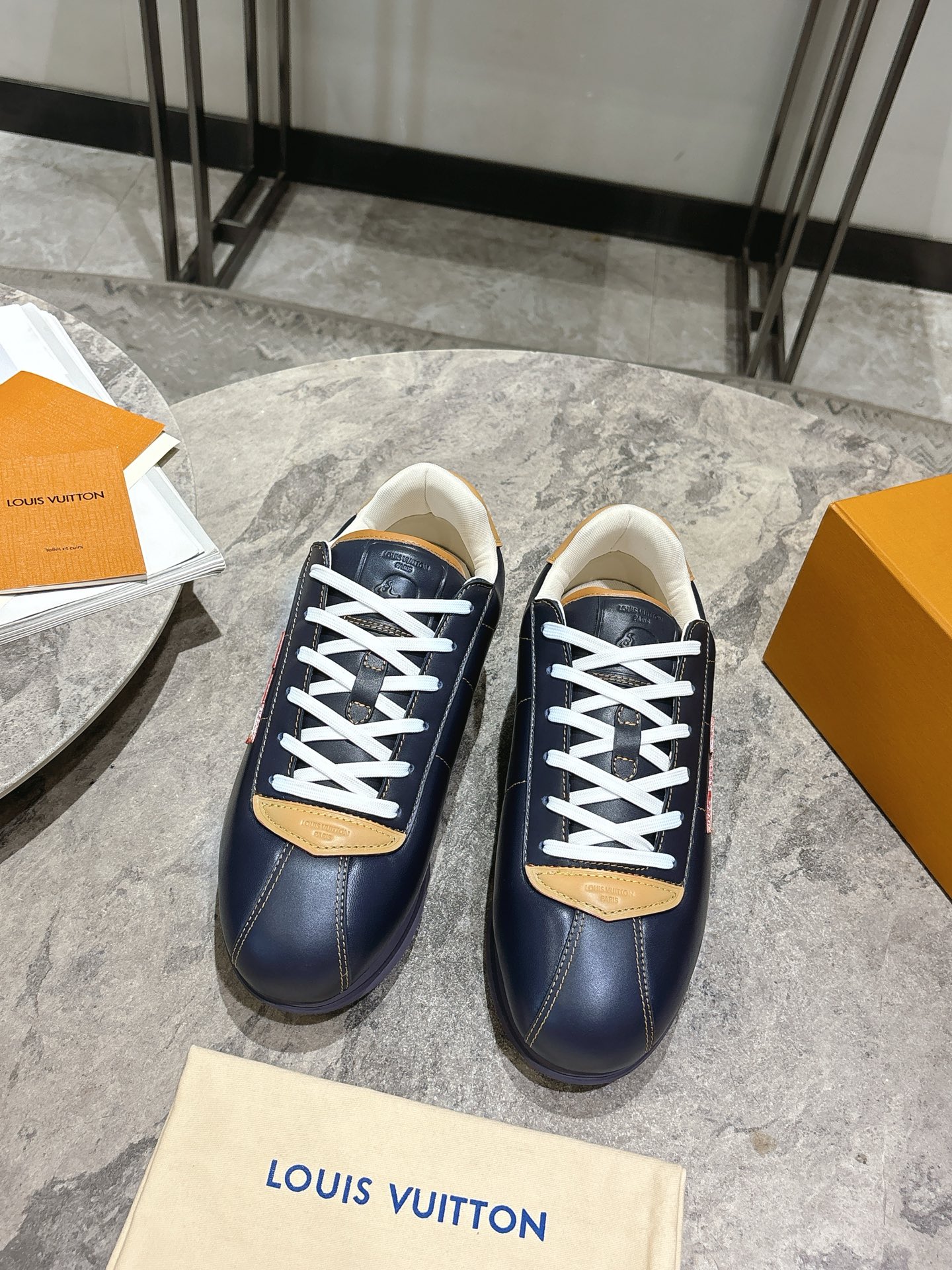 NO:467563,Top version of couples LV Louis Vuitton ingo Feidong Co-branded Buttersoft series Fat Ding Thick Sole Casual Sports Shoes Forrest Gump Shoes Original Purchase and Development Made Production LV Buttersoft Sports Shoes are from Pharrell Williams, and are reinterpreted with soft Monogram printed sheep leather and cowhide leather. The trendy configuration of the 1960s is re-interpreted with the plus-lined upper to upgrade and experience. The LV letters and leather trim indicate the brand identity, and the Pharrell Williams portrait and lobster embossed pattern are described together. The 2025 autumn and winter men's clothing show style. The exquisite packaging of the delivery counter Fabric: Original customized top layer cowhide Inner: Imported breathable net Sole: Original open mold-proof TPU material, bottom thickness 3CM  Size: Women's 35-39 Men's 39-44 (Female 40 Men's 45 Customized), Casual Shoes/Sports Shoes, louis vuitton, louis vuitton, sneakers, cowhide, sheepskin19860909顶级版本情侣款 LV路易威登 ingo菲董 联名 Buttersoft系列 胖丁 厚底 休闲 运动鞋 阿甘鞋 原版购入开发 做货 LV Buttersoft 运动鞋出自 Pharrell Williams 之手,以柔软的 Monogram 印花羊皮革与牛皮革重绎 1960 年代的潮流构型,再借加衬鞋面升级舒适体验.LV 字母和皮革饰边点明品牌身份,Pharrell Williams 肖像与龙虾压纹图案共述 2025 秋冬男装秀场风尚 配送专柜精美包装 面料 : 原版定制头层牛皮 内里 : 进口透气网里 鞋底 : 原版开模防滑TPU材质 底厚 3CM Size : 女款35-39 男款39-44(女40男45定做),休闲鞋/运动鞋,louis vuitton,louis vuitton,sneakers,cowhide,sheepskin,Women's Shoes