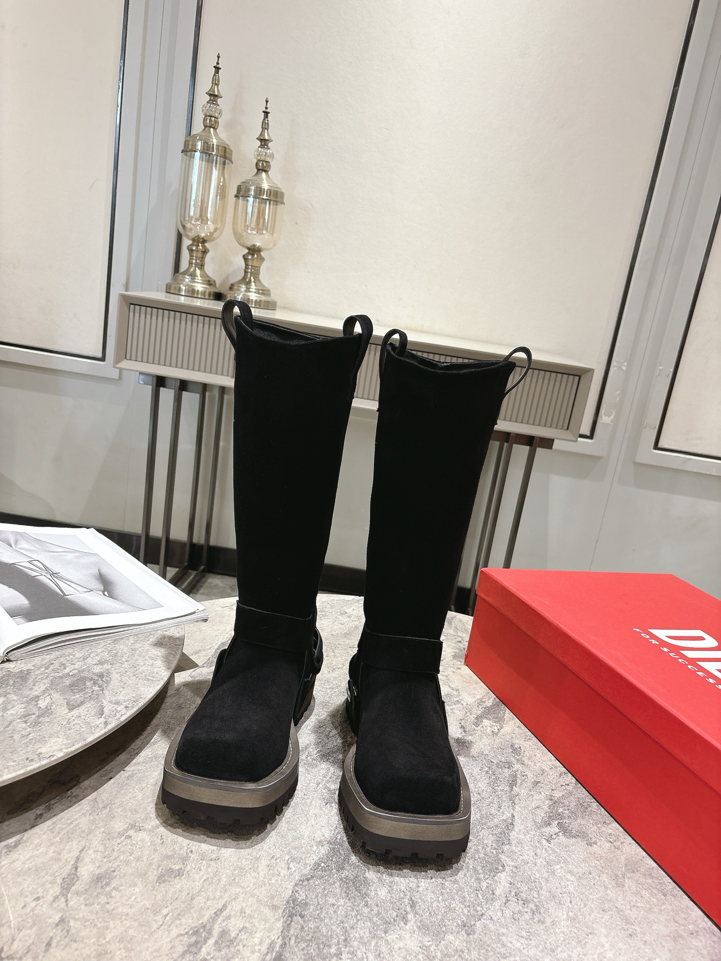 NO:467575,, Diesel 25ss autumn and winter new style square toe thick sole long boots This pair of boots is a 'rebel' in the fashion industry. Suede texture + deconstruction design. The square toe has a cool aura. It can be detached and worn for one shoe and two. It can be unlocked directly on the street fashionable password. It feels like walking on a catwalk. The upper is made of original imported high mercerized beef suede. The inner foot pad sheepskin. Heel height 5cm. The sole is original customized rubber outsole. Size 35-39 (40 custom made without return and exchange), boots, boots, sheepskin, chamois leather.19860909, Diesel 迪赛 25ss秋冬新款 方头 厚底 长靴 这双靴是时尚界的“叛逆者”吧 麂皮质感+解构设计 方头自带酷飒气场 可拆卸一鞋两穿  穿上直接解锁街头时髦密码 走路都像在走T台 鞋面采用原版进口高丝光牛麂皮 内里垫脚羊皮 跟高5cm 鞋底原版定制橡胶大底 码数35-39（40定做不退换）,靴子,boots,sheepskin,chamois leather,Women's Shoes