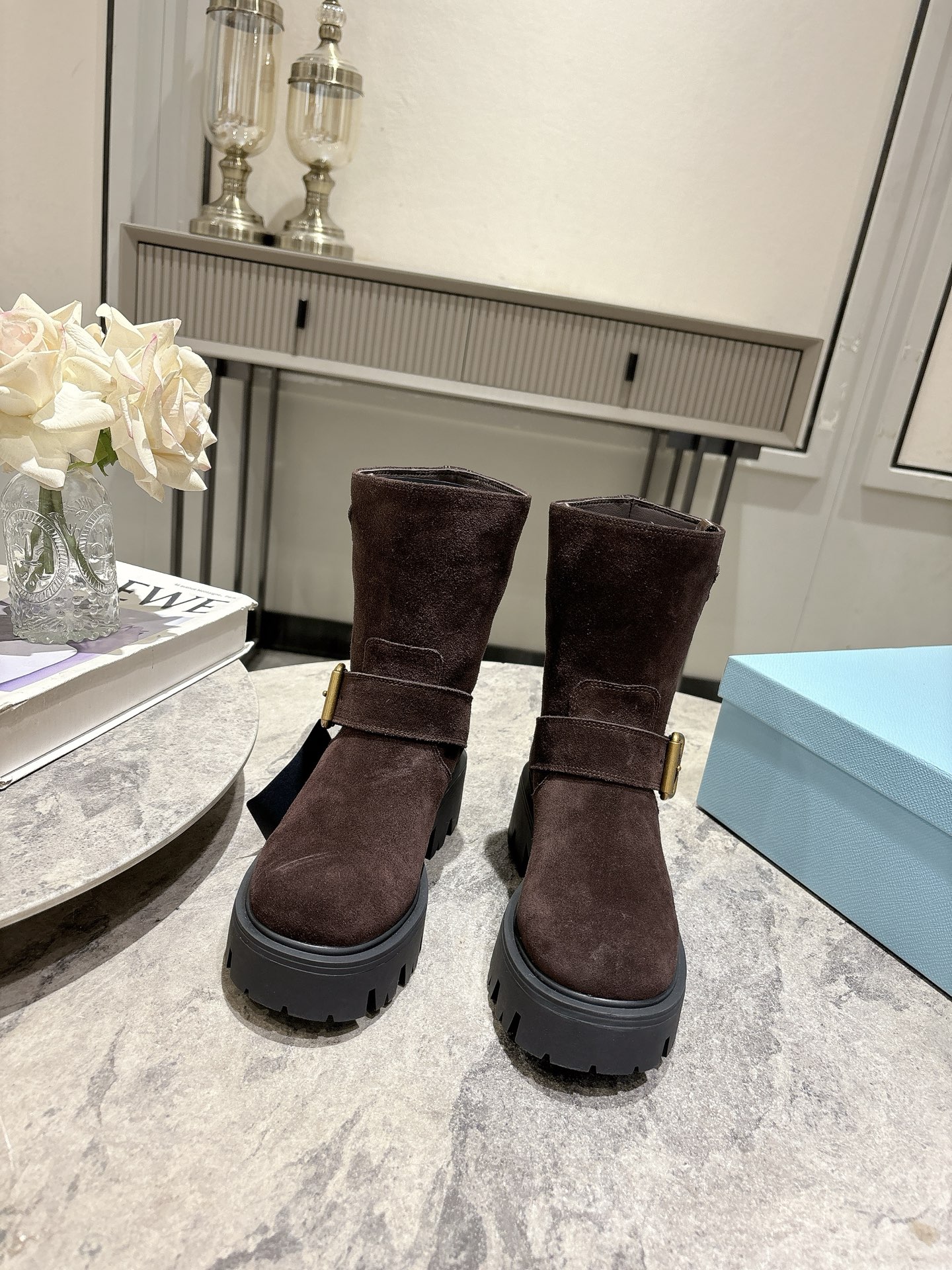 NO:467516,, Prada 25ss autumn and winter new style, classic triangle logo, one-step short boots, series that you can't buy in winter is definitely a hit this year!  !  Very beautiful!  Prada boots are really wow!  The upper is solemn and the legs are slim and elegant. The upper is imported beef reverse velvet high merceration/colored calfskin. The inner foot is imported calf. The sole is filled with TPU sole. Size35-39 (40.41. Custom made without return). Boots, prada, prada, boots, cowhide19860909, Prada 普拉达 25ss秋冬新款 经典三角标 一脚蹬 短靴 冬天买不到的系列,绝对是今年的大爆款！！贼好看！ Prada靴子真的很哇塞！ 上脚大气显腿瘦气质这块刚好拿捏 鞋面进口牛反绒高丝光/擦色小牛皮 内里垫脚进口小牛里 鞋底灌注TPU大底 Size35-39（40.41 订做不退换）,靴子,prada,prada,boots,cowhide,Women's Shoes