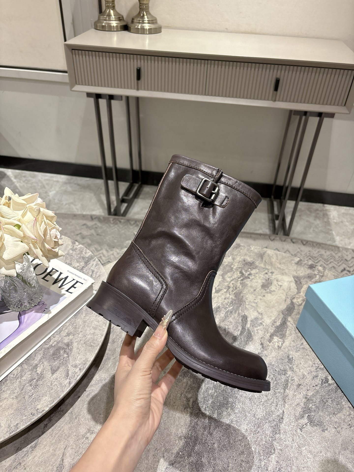 NO:467509,Rubber outsole leather combination sole Prada 25ss autumn and winter retro western denim boots Fashion motorcycle martin boots, unique flavor, everyone loves and easily controls it, it will explode every year. There is also a versatile and classic shoe last that can conquer you. Wear it, increase height and relax without making mistakes, and the foot is simple and handsome. Imported calfskin fabric, inner foot pads, dyed sheepskin, soft and delicate, comfortable feet, Italian leather outsole anti-slip rubber outsole combination/rubber sole Size35-39 (40 custom made without return), boots, prada, prada, boots, cowhide, sheepskin, Leather soles19860909橡胶大底 真皮组合底 Prada普拉达 25ss 秋冬 复古西部牛仔靴 时尚机车马丁靴,独到味道,人人都爱也轻松驾驭 每年都会爆.还有就是百搭经典的鞋楦,足以征服你,穿上它,增高休闲两不失误,上脚简单帅气 面料进口小牛皮 内里垫脚透染羊皮 柔软细腻,脚感舒适, 意大利真皮大底防滑橡胶大底组合/橡胶底 Size35-39（40订做不退换）,靴子,prada,prada,boots,cowhide,sheepskin,Leather soles,Women's Shoes