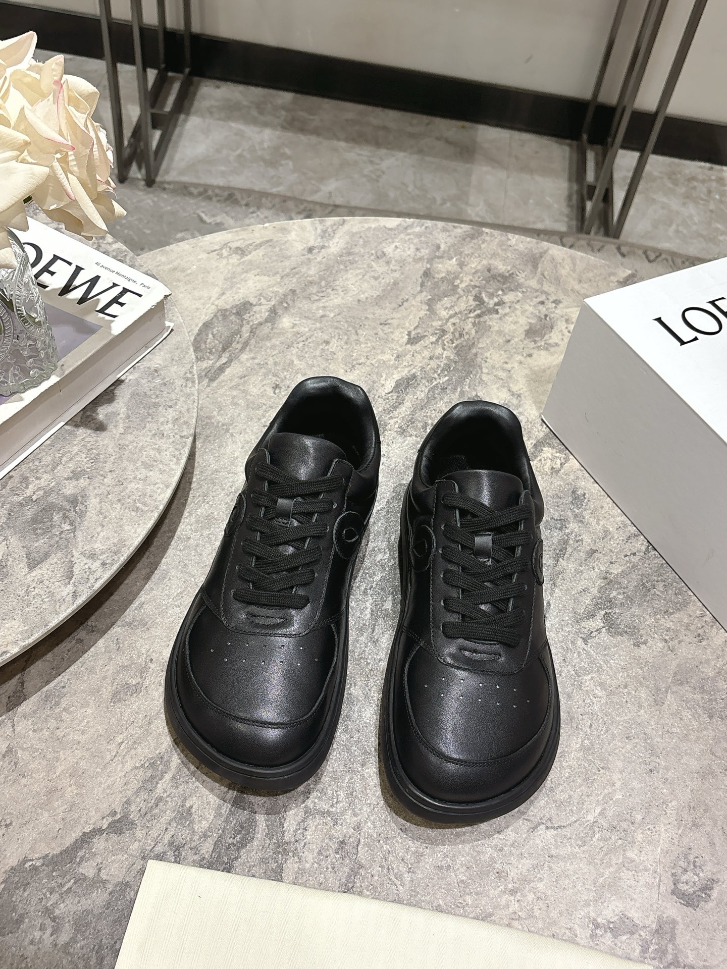 NO:467492,Top version: Couple model LOEWE Latest catwalk couple model casual sneakers German training shoes Forrest Gump shoes small white shoes original purchase and development Nicole leather sneakers, asymmetric toe design, sock-shaped internal structure, light rubber outsole extends to the toe. Fabric: Original custom imported toe layer cowhide imported soft sheepskin sole original mold-open anti-slip rubber material Size: 35-39 39-44 (customized for women 40 men 45), casual shoes/sports shoes, loewe, loewe, sneakers, cowhide, sheepskin19860909顶级版本:情侣款 LOEWE 罗意威 最新走秀款 情侣款 休闲运动鞋 德训鞋 阿甘鞋 小白鞋 原版购入开发 做货 尼牛皮革运动鞋,不对称鞋头设计、袜状内部结构,轻盈橡胶外底延伸至鞋头. 面料:原版定制进口头层牛皮 内里进口柔软羊皮 鞋底原版开模防滑橡胶材质 Size:35-39 39-44（女40男45定做）,休闲鞋/运动鞋,loewe,loewe,sneakers,cowhide,sheepskin,Women's Shoes