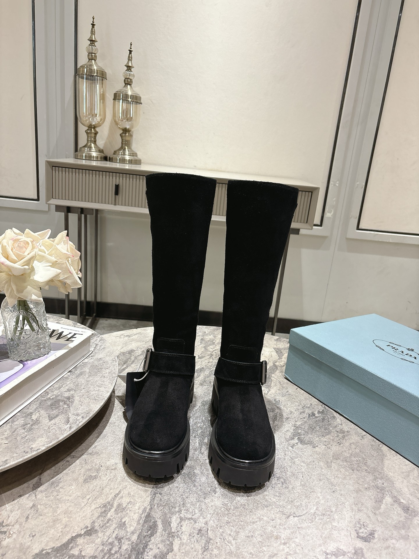 NO:467556,, Prada 25ss autumn and winter new style, classic triangle logo, one-step boots, series that you can't buy in winter is definitely the biggest hit this year!  !  Very beautiful!  Prada boots are really wow!  The upper is solemn and the legs are slim and elegant. The upper is imported beef reverse velvet high merceration/colored calfskin. The inner foot is imported calf. The sole is filled with TPU sole. Size35-39 (40.41. Custom made without return). Boots, prada, prada, boots, cowhide19860909, Prada 普拉达 25ss秋冬新款 经典三角标 一脚蹬 长靴 冬天买不到的系列,绝对是今年的大爆款！！贼好看！ Prada靴子真的很哇塞！ 上脚大气显腿瘦气质这块刚好拿捏 鞋面进口牛反绒高丝光/擦色小牛皮 内里垫脚进口小牛里 鞋底灌注TPU大底 Size35-39（40.41 订做不退换）,靴子,prada,prada,boots,cowhide,Women's Shoes